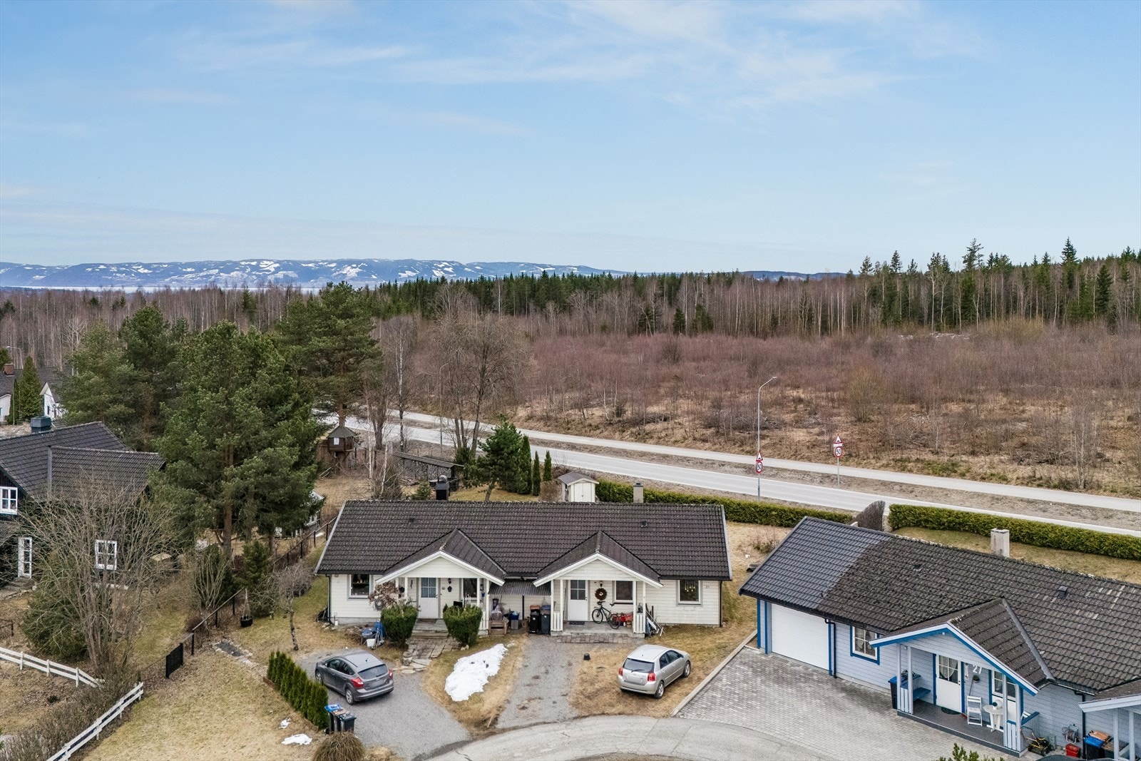 Eiendommen ligger i Klukehagen/Smeby, et område med umiddelbar nærhet til skog og mark. Galleribilde
