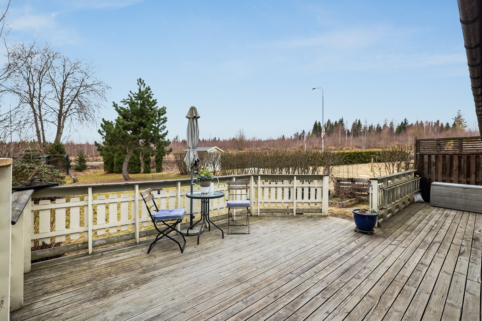 Her kan man nyte rolige dager med utsyn over hagen og nærområdet. Galleribilde