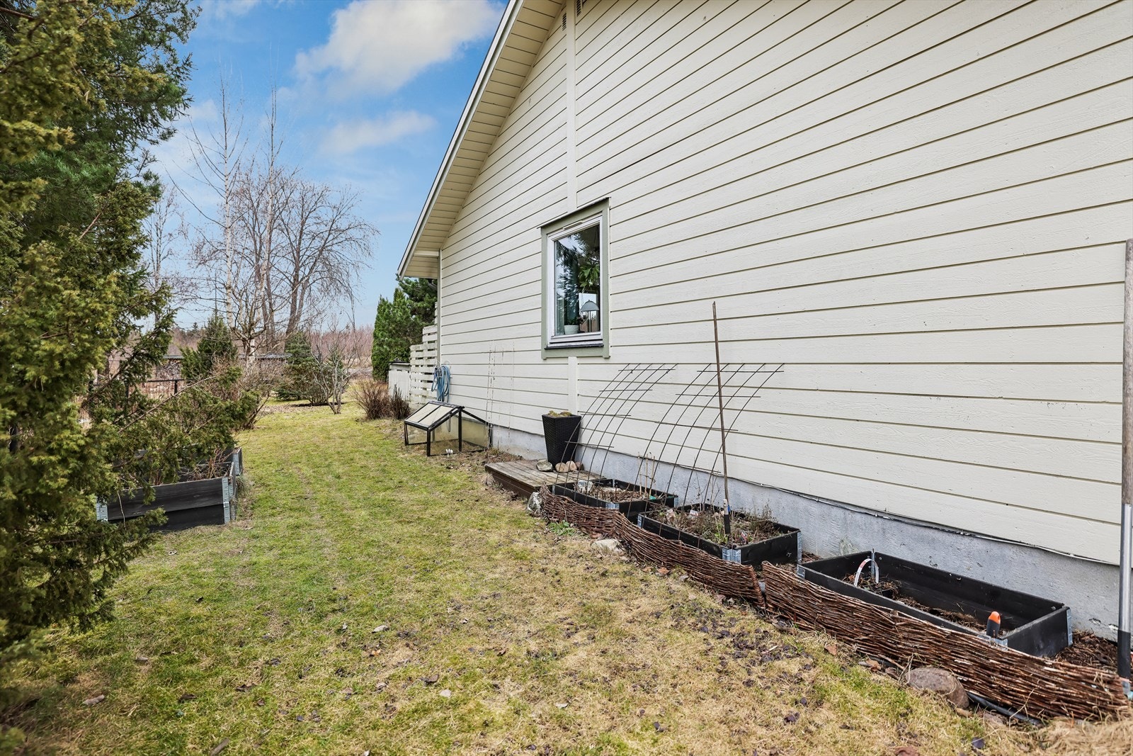Fasaden har liggende bordkledning, og boligen er fundamentert på en støpt plate på mark. Galleribilde