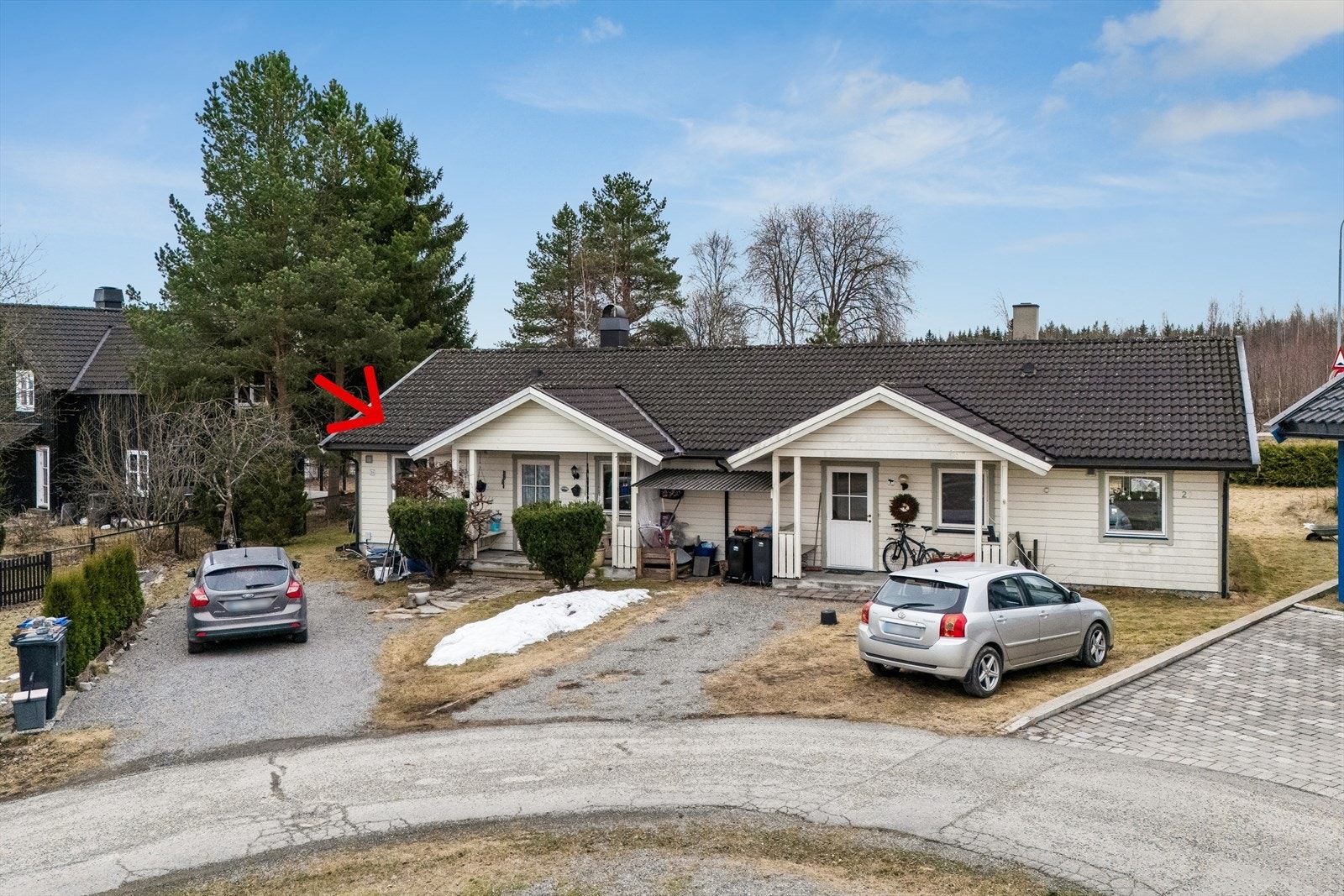 Det er kort vei til både barnehager og skoler, med Solvang skole kun 1,1 km unna. Galleribilde