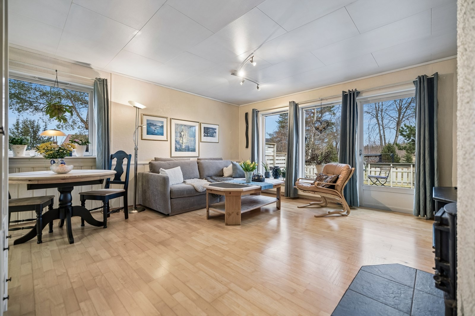 Boligen har malte trevinduer med 2-lags glass fra byggeåret. Galleribilde