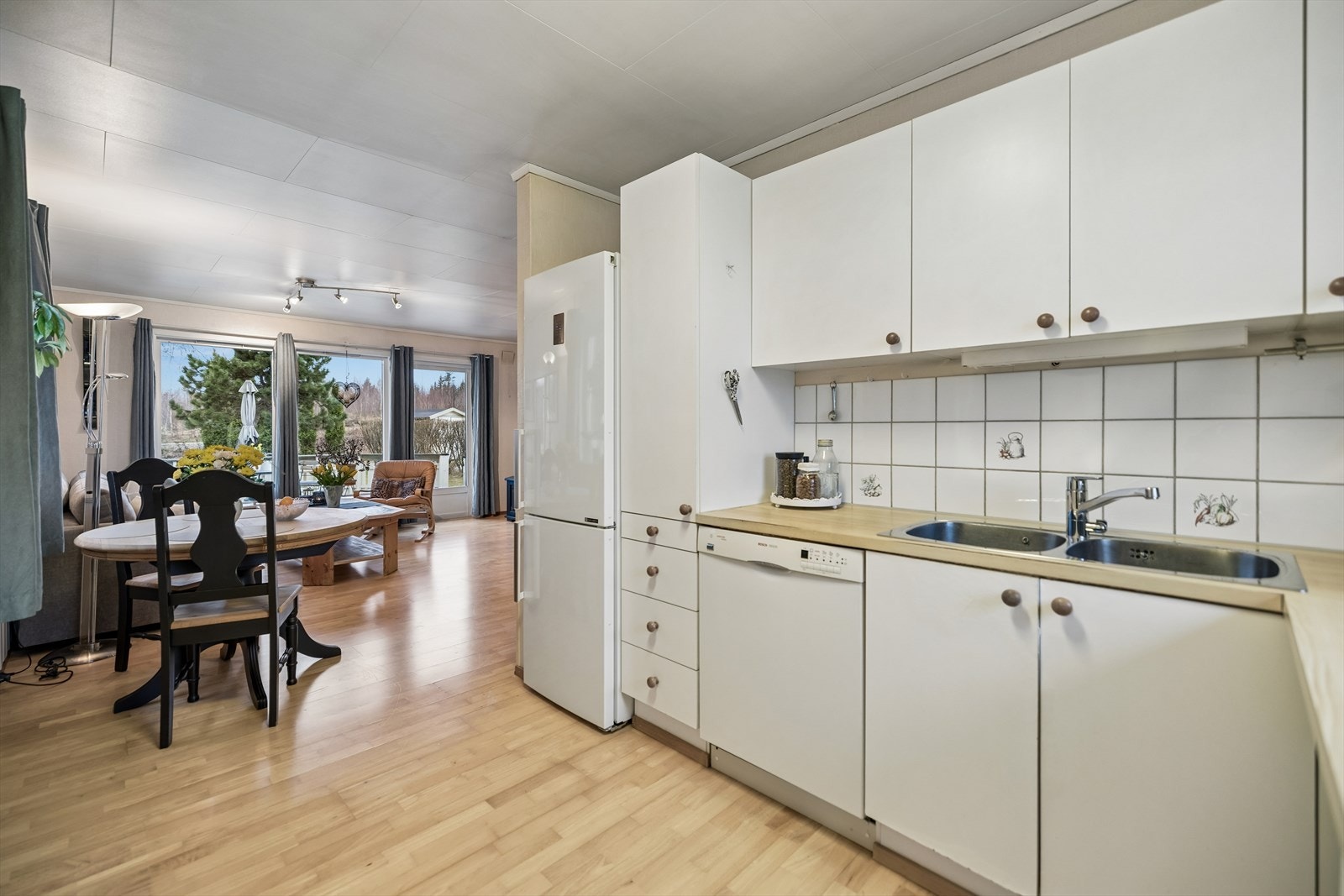 Den åpne løsningen mellom kjøkken og stue skaper en sosial og funksjonell sone. Galleribilde