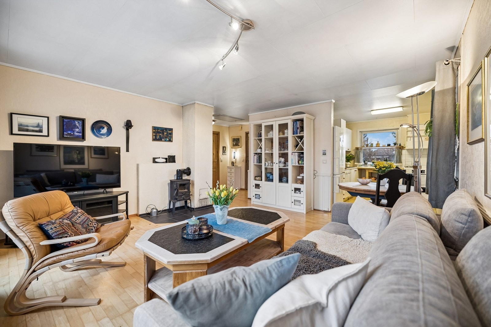 En vedovn tilknyttet elementpipe gir effektiv oppvarming og en hyggelig atmosfære. Galleribilde