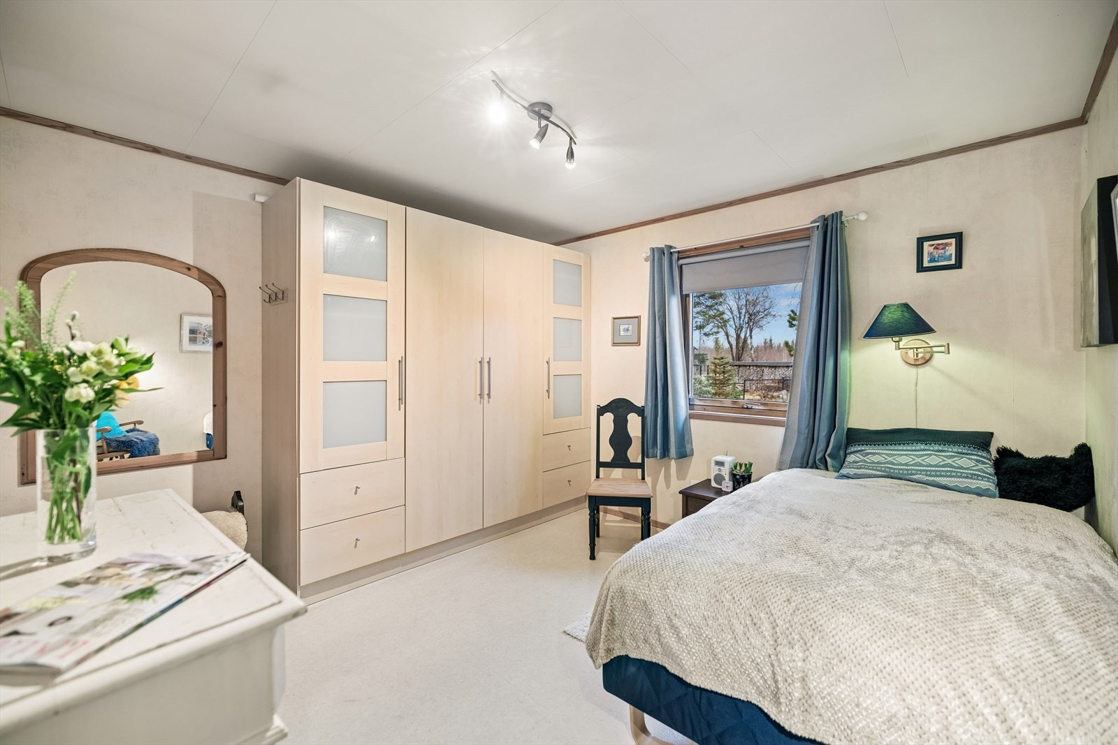 Hovedsoverommet har god plass til dobbeltseng og en stor garderobeløsning. Galleribilde