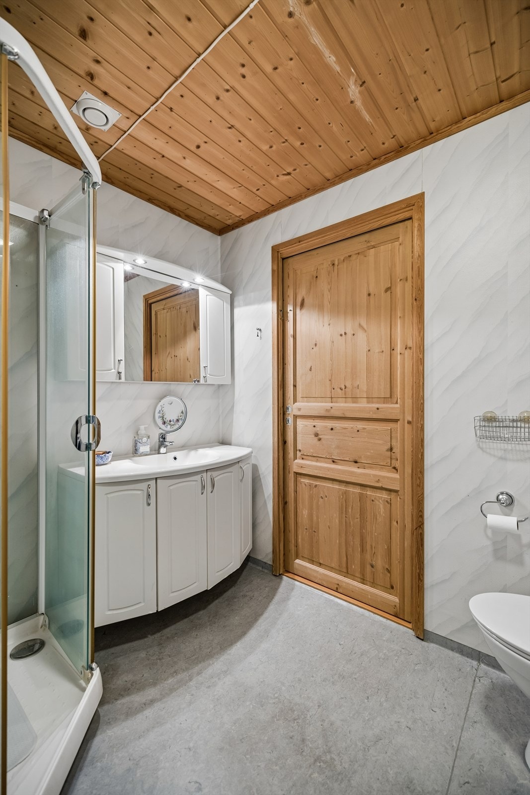 Badet er utstyrt med elektriske varmekabler i gulvet. Rommet har vinylbelegg og våtromstapet. Galleribilde