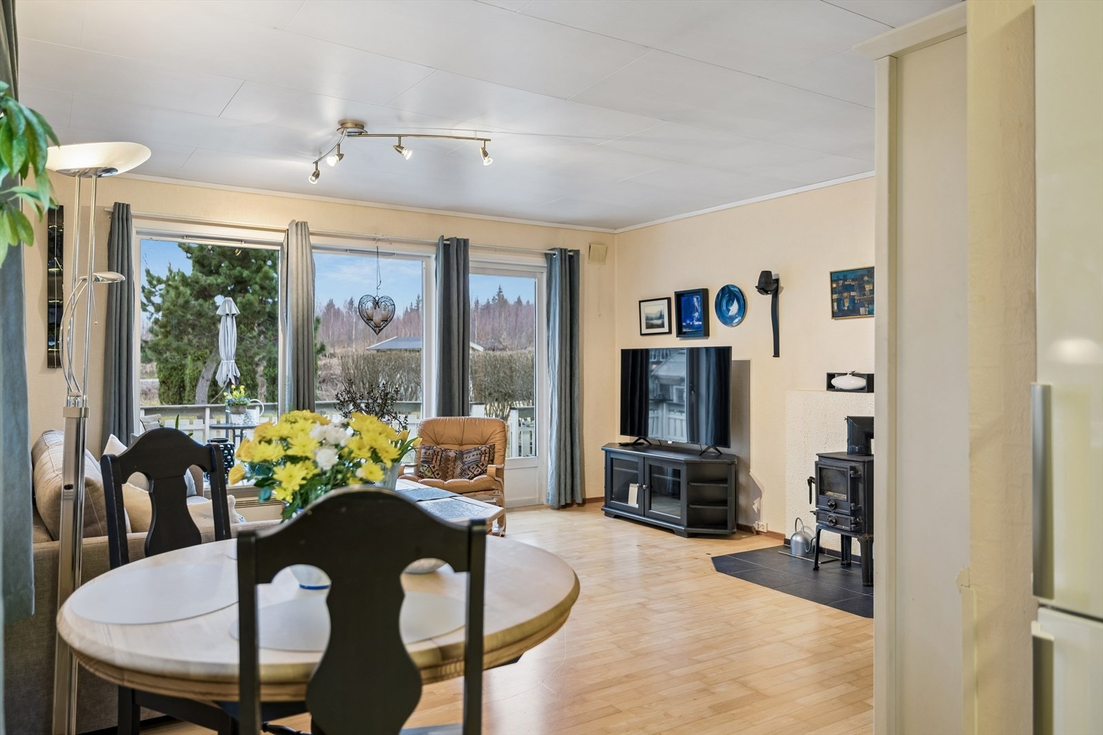 Boligen har elementpipe. Det er tilkoblet ildsted i stuen. Galleribilde