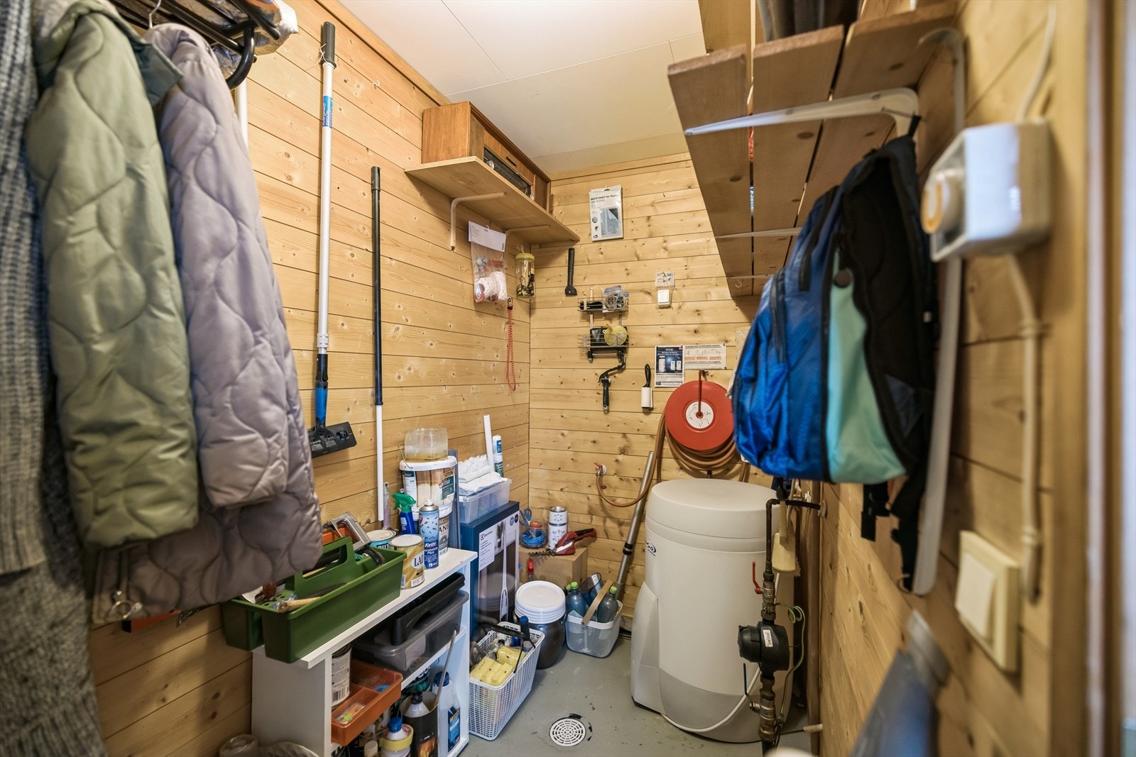 Praktisk innvendig bod med god lagringsplass. Her er også varmtvannstanken fra 2017 plassert. Galleribilde