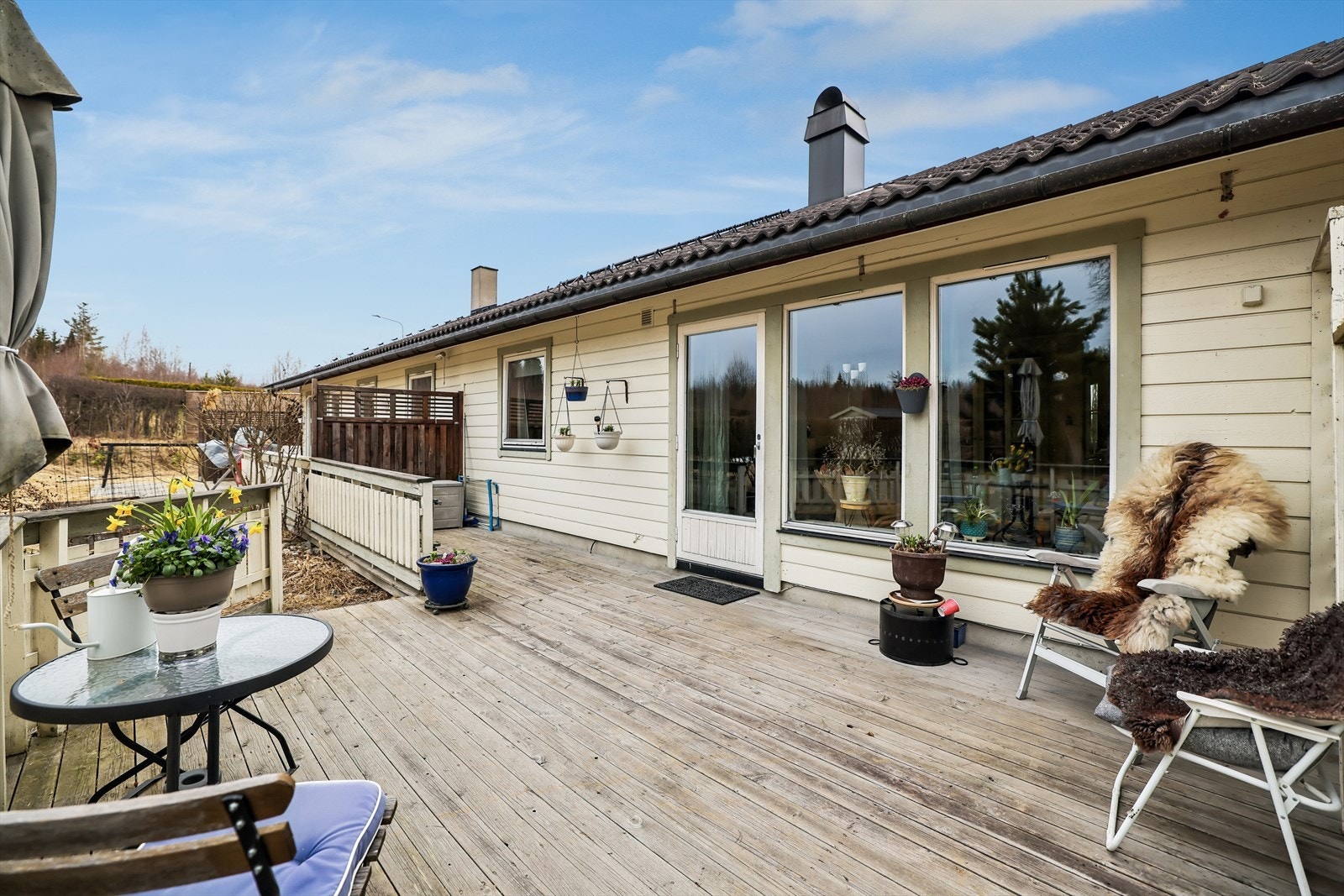 Uteplassen er en fin forlengelse av stuen og har god plass til utemøbler. Galleribilde