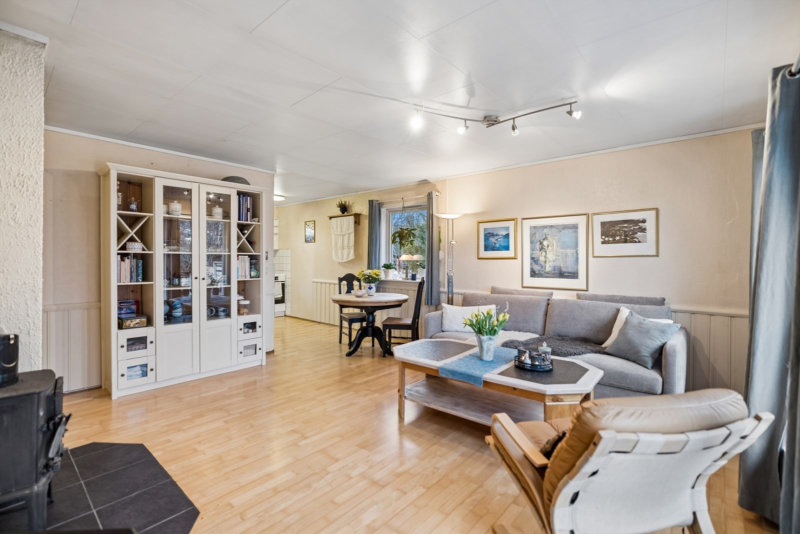 Gjennomgående parkett i stue og på soverom binder rommene sammen. Galleribilde