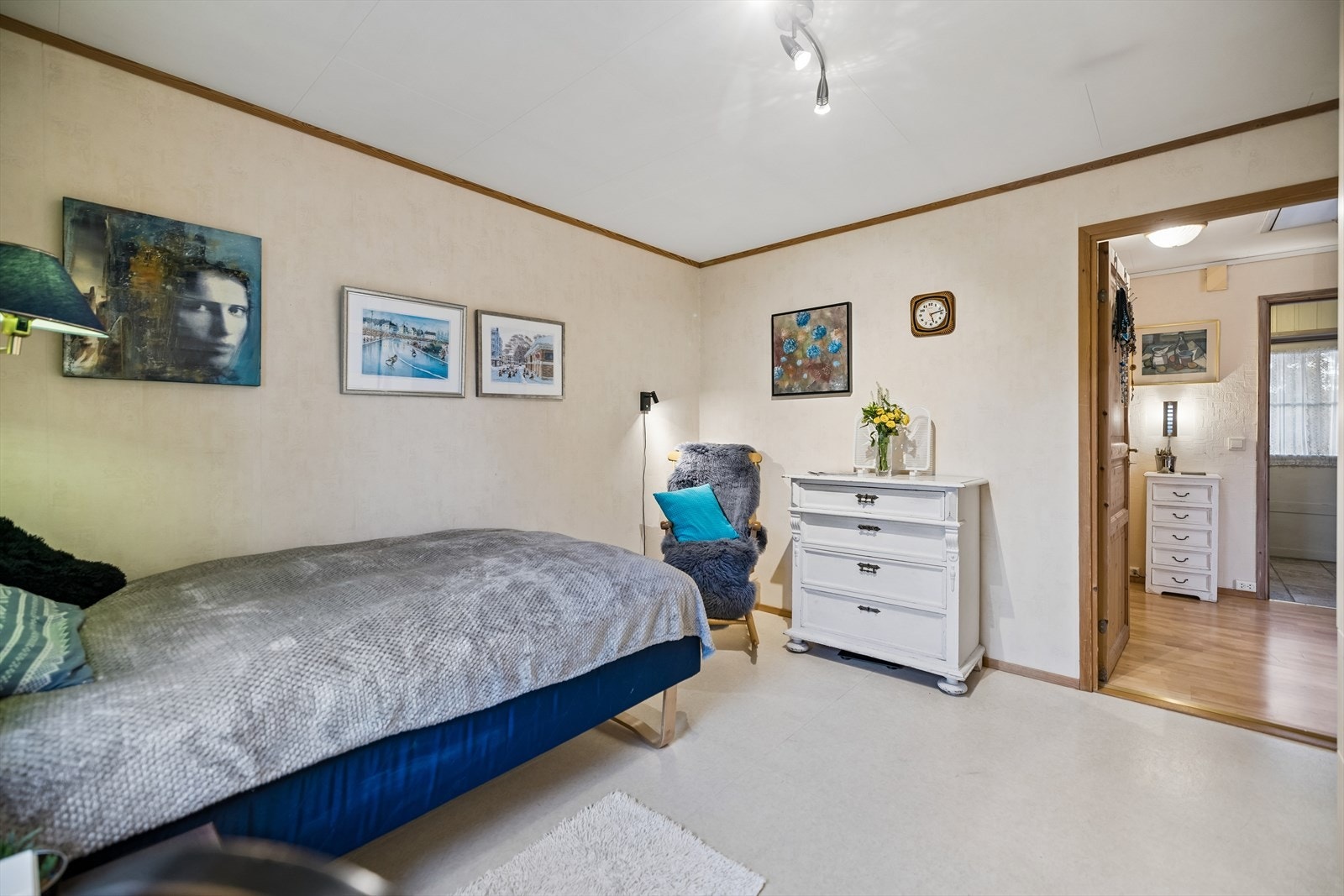 Overflatene består av parkett på gulv, samt tapet og trepanel på veggene. Galleribilde