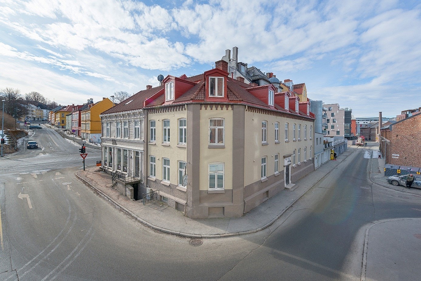 Denne bygården ligger meget sentralt til på Solsiden. Bygården har en skjermet beliggenhet. Galleribilde