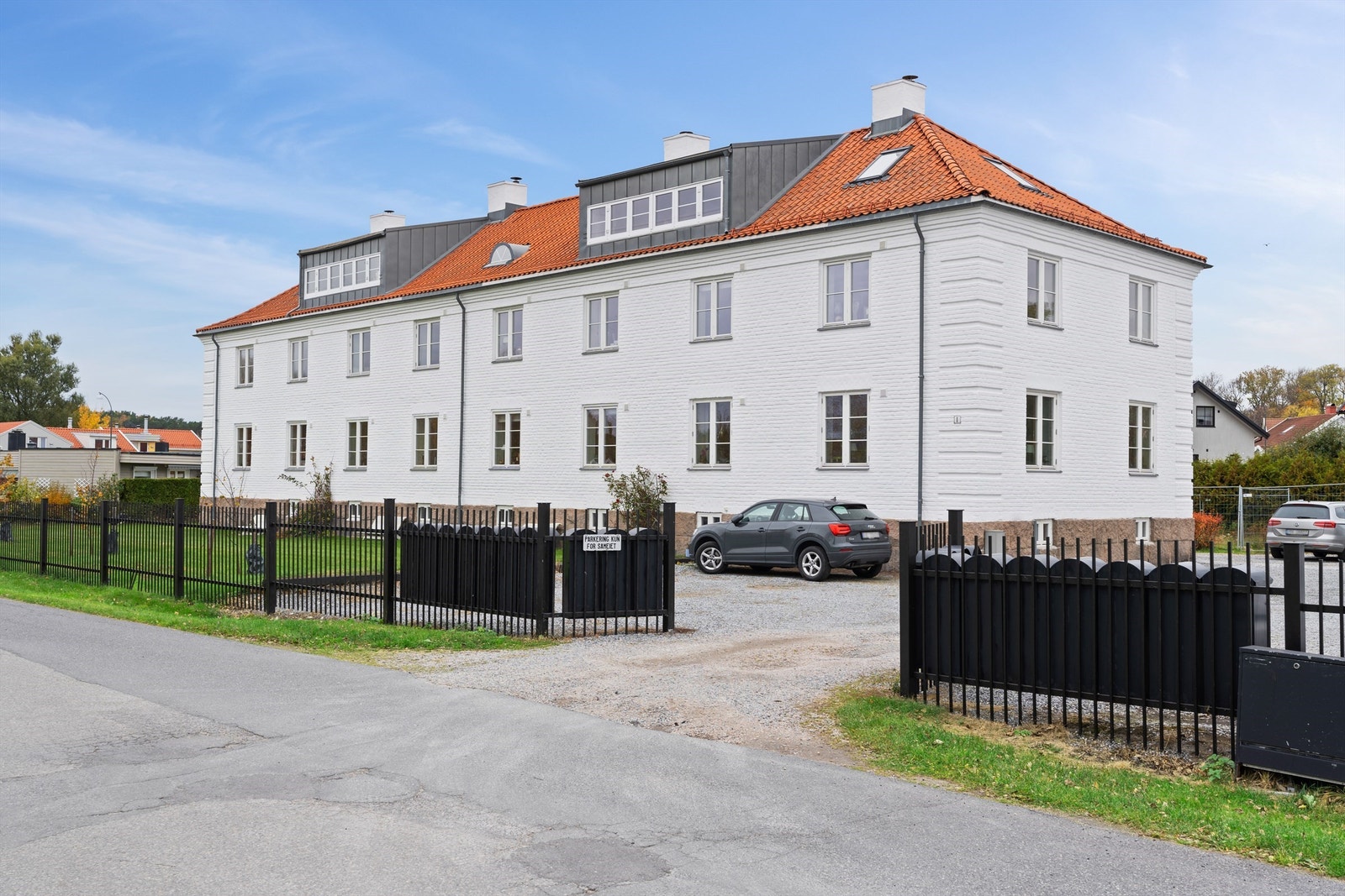 Sameiet har et begrenset antall parkeringsplasser på egen gårdsplass, parkering for øvrig er i gate etter gjeldende bestemmelser. Galleribilde