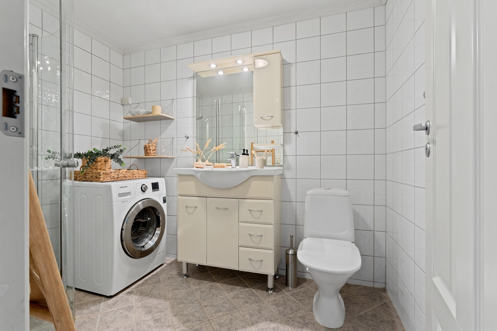 Badet er fra 2010/2011. Gulvet og veggene er flislagt, gulvet har også varme. Bilde er tatt fra forrige salg Galleribilde