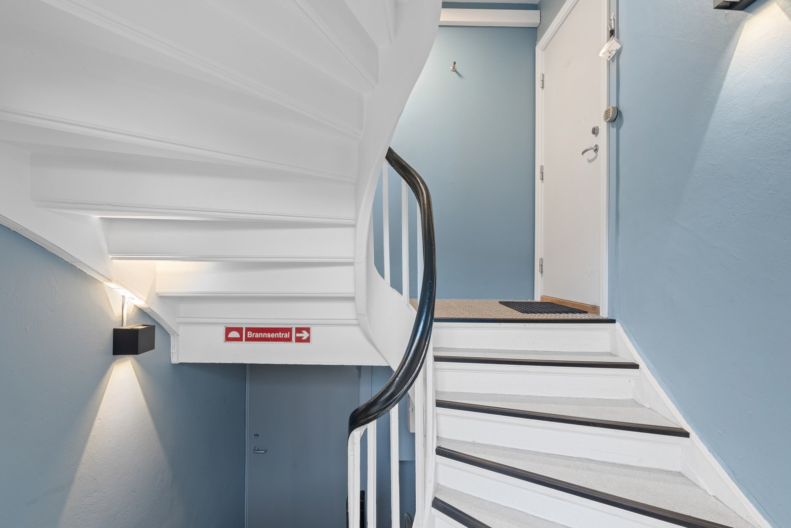 Trappen leder videre til kjelleren der leiligheten har boder med stor oppbevaringsplass. Galleribilde