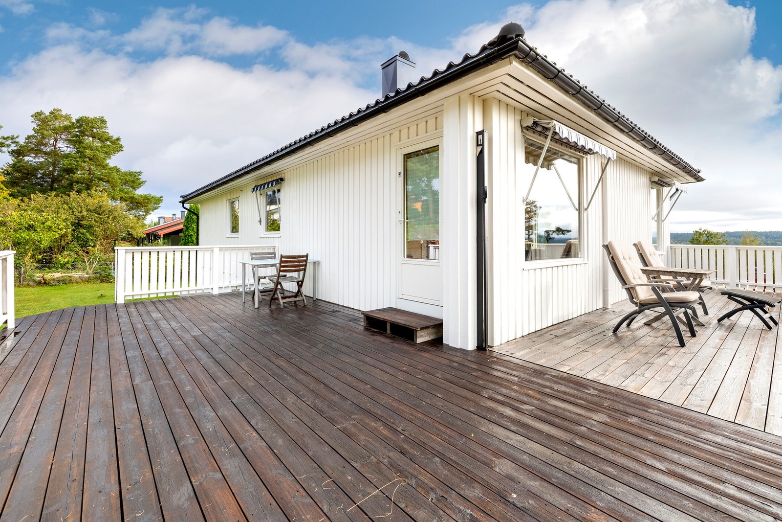 Fra stuen er det utgang til en romslig terrasse på ca. 60 kvm. Her er det god plass til grill, spisegruppe og loungemøbler, perfekt for solrike dager, grilling og hyggelige stunder med familie og venner. Galleribilde
