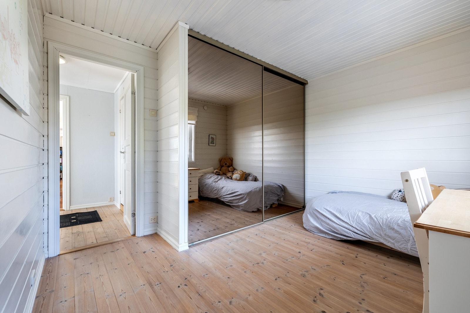 Boligen byr på tre soverom, to i første etasje og ett i underetasjen. Soverommene i første etasje er innredet med skyvedørsgarderobe. Galleribilde