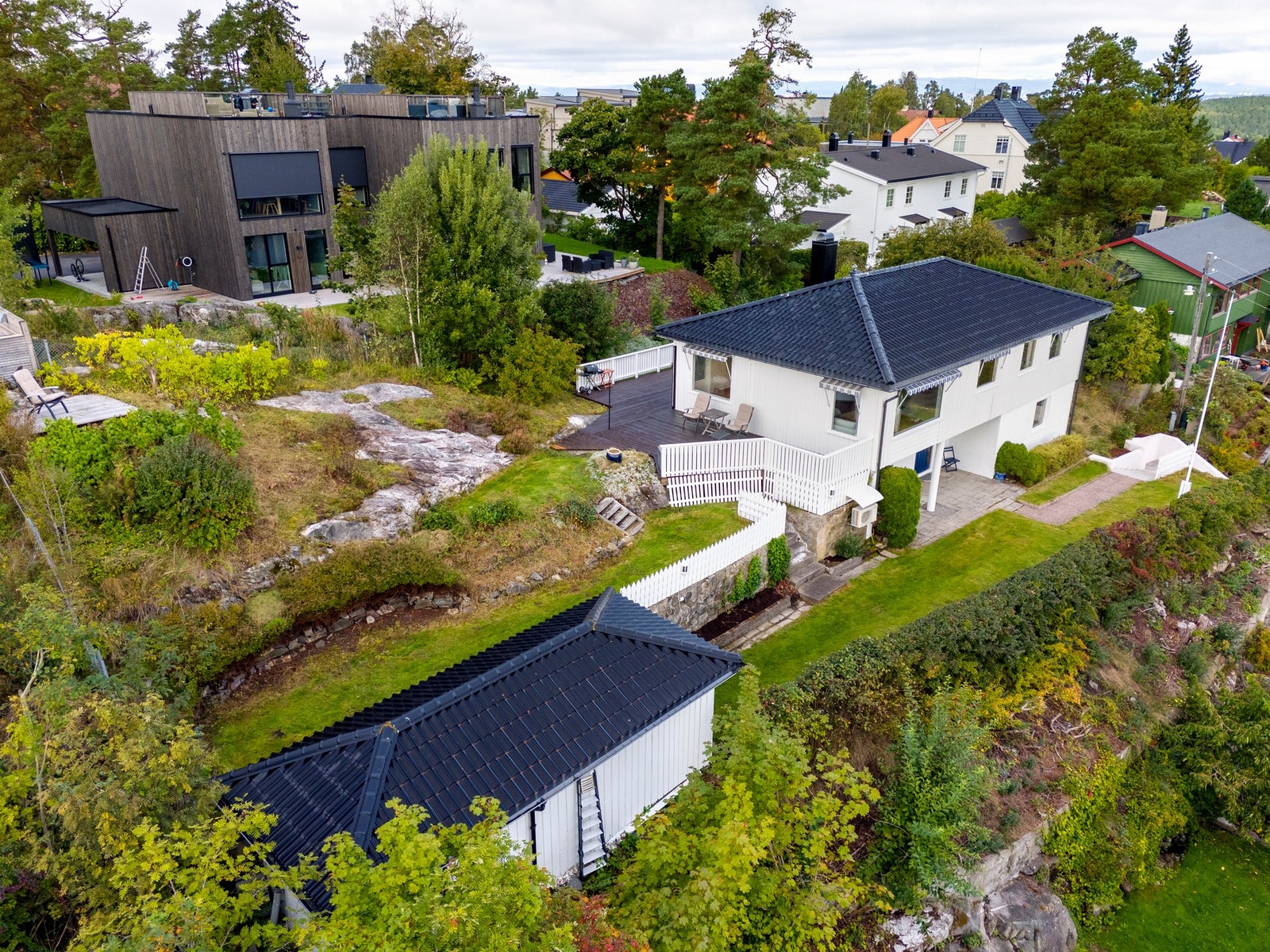 Eneboligen ligger høyt og luftig til i et rolig, sentralt og meget barnevennlig boligområde på Myrvoll i Nordre Follo kommune. 11 minutter gangavstand til Myrvoll togstasjon (700 meter). Galleribilde