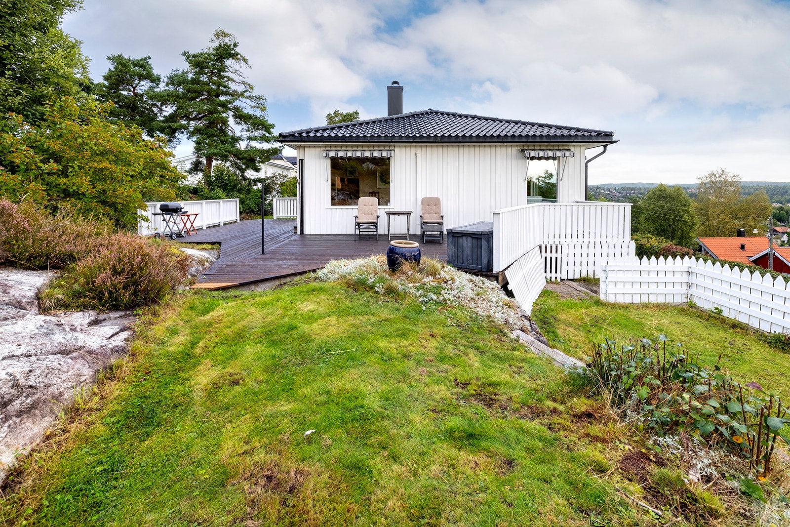 Uteområdet byr på en attraktiv og skjermet beliggenhet, høyt og fritt i terrenget med flott utsikt og gode solforhold gjennom dagen. Galleribilde