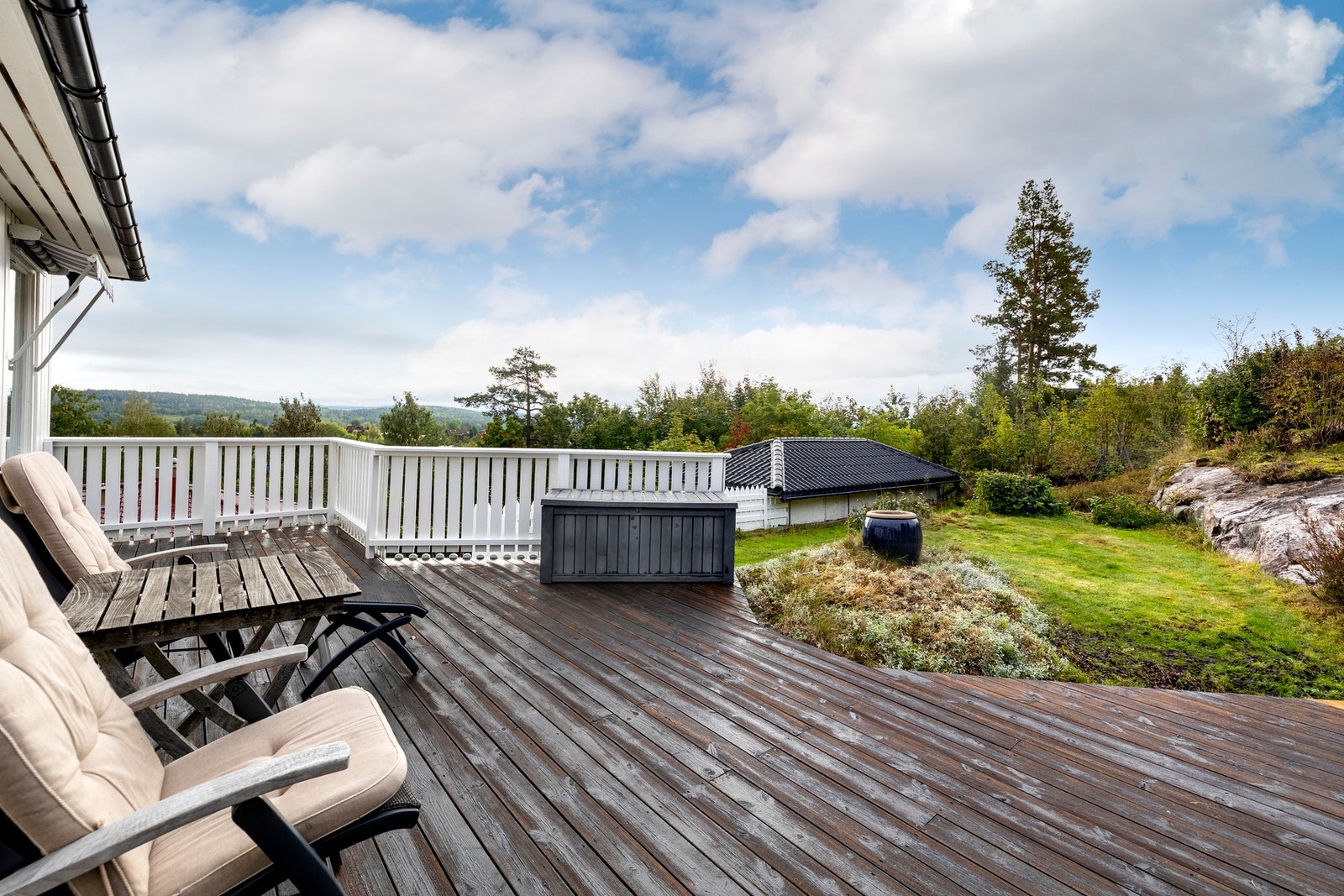 Fra stuen er det utgang til en romslig terrasse på ca. 60 kvm. Her er det god plass til grill, spisegruppe og loungemøbler, perfekt for solrike dager, grilling og hyggelige stunder med familie og venner. Galleribilde