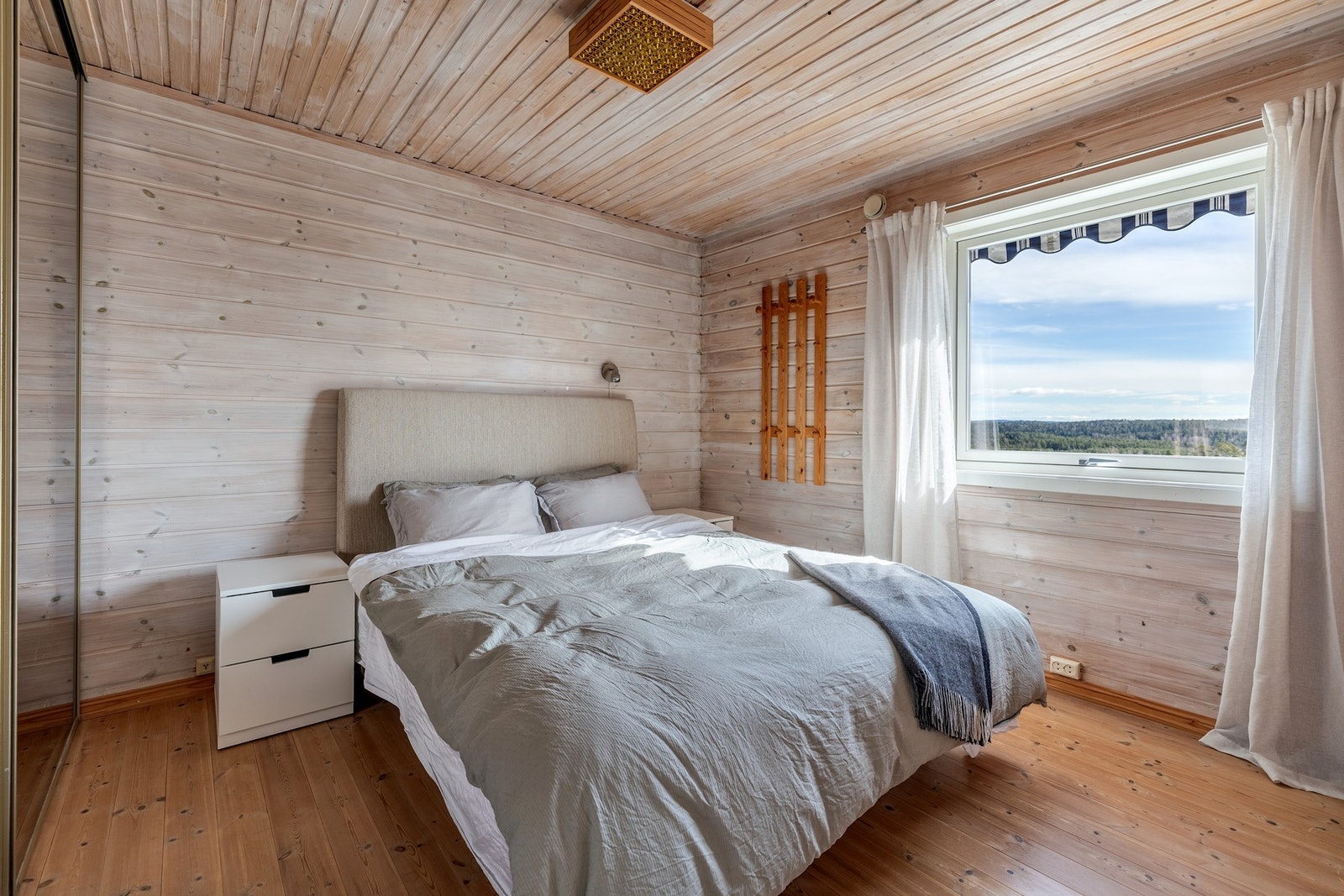 Hovedsoverommet er meget romslig med god plass til dobbeltseng og nattbord. Soverommene i første etasje er innredet med skyvedørsgarderobe. Galleribilde
