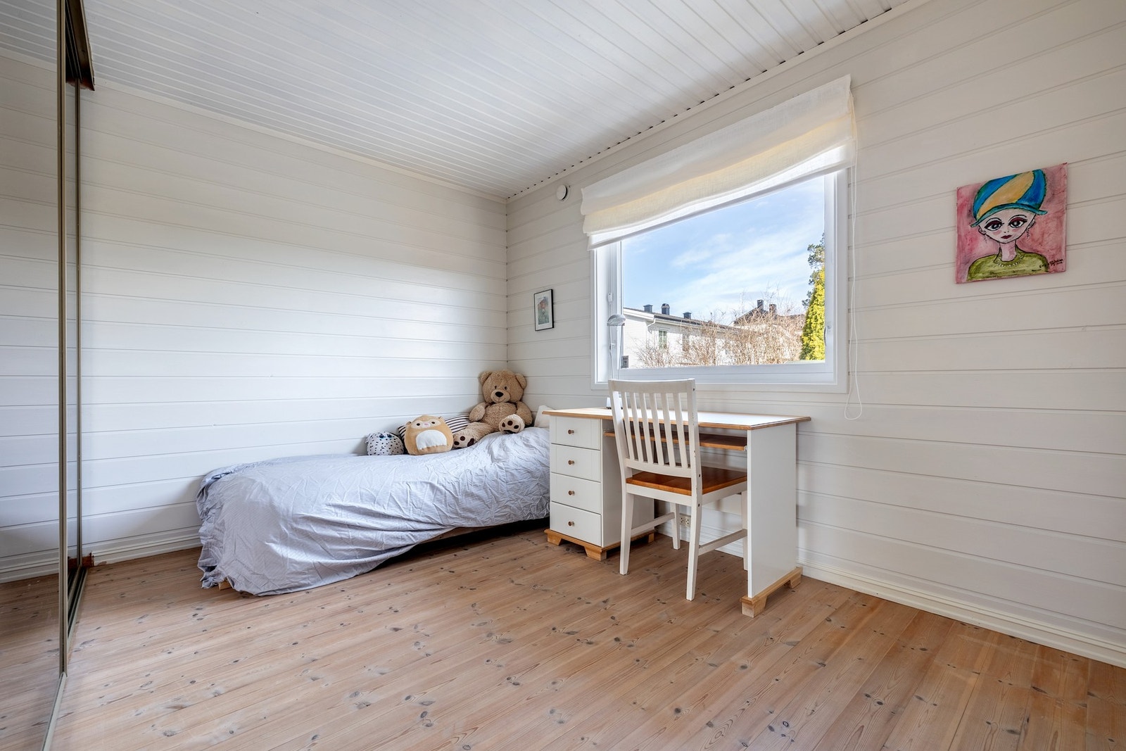 Boligen byr på tre soverom, to i første etasje og ett i underetasjen. Soverommene i første etasje er innredet med skyvedørsgarderobe. Galleribilde