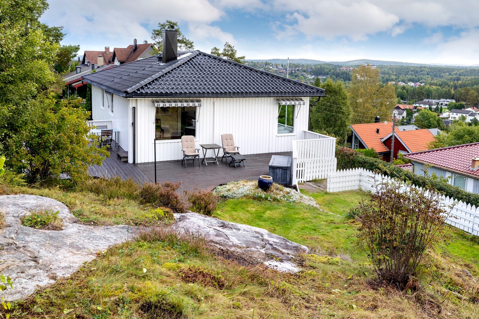 Uteområdet byr på en attraktiv og skjermet beliggenhet, høyt og fritt i terrenget med flott utsikt og gode solforhold gjennom dagen. Galleribilde