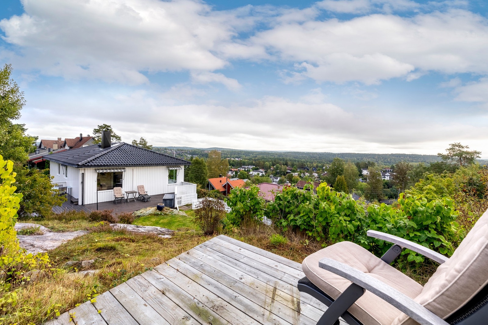 Uteområdet byr på en attraktiv og skjermet beliggenhet, høyt og fritt i terrenget med flott utsikt og gode solforhold gjennom dagen. Galleribilde