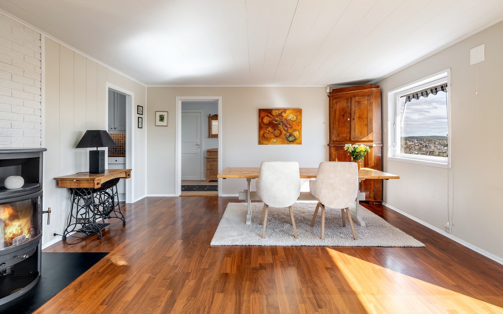 Stuen er lys og innbydende. Her er det gode møbleringsmuligheter med plass til både spisegruppe, sofagruppe og TV-anlegg, inndelt i naturlige soner. Galleribilde