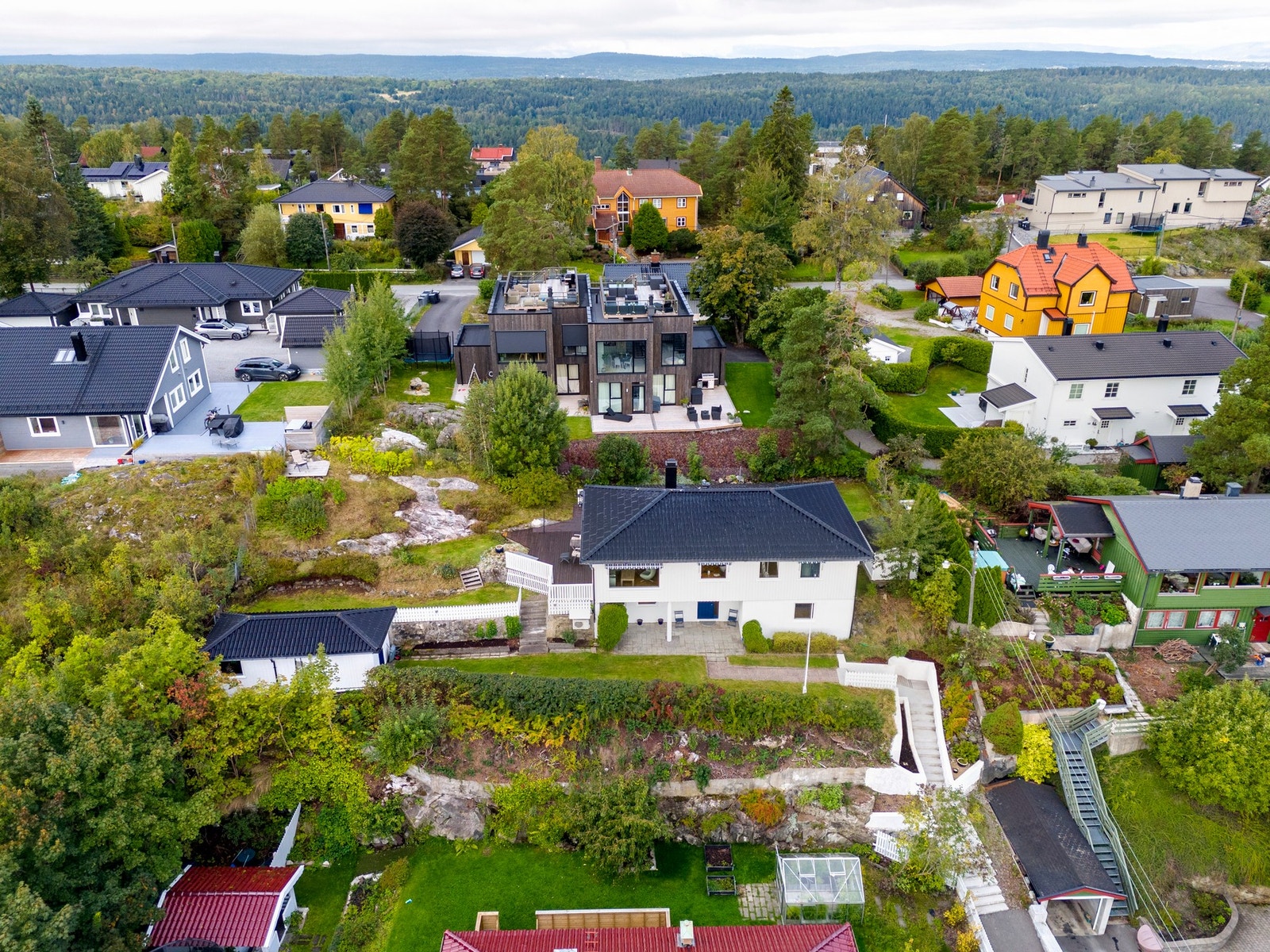 Eneboligen ligger høyt og luftig til i et rolig, sentralt og meget barnevennlig boligområde på Myrvoll i Nordre Follo kommune. 11 minutter gangavstand til Myrvoll togstasjon (700 meter). Galleribilde