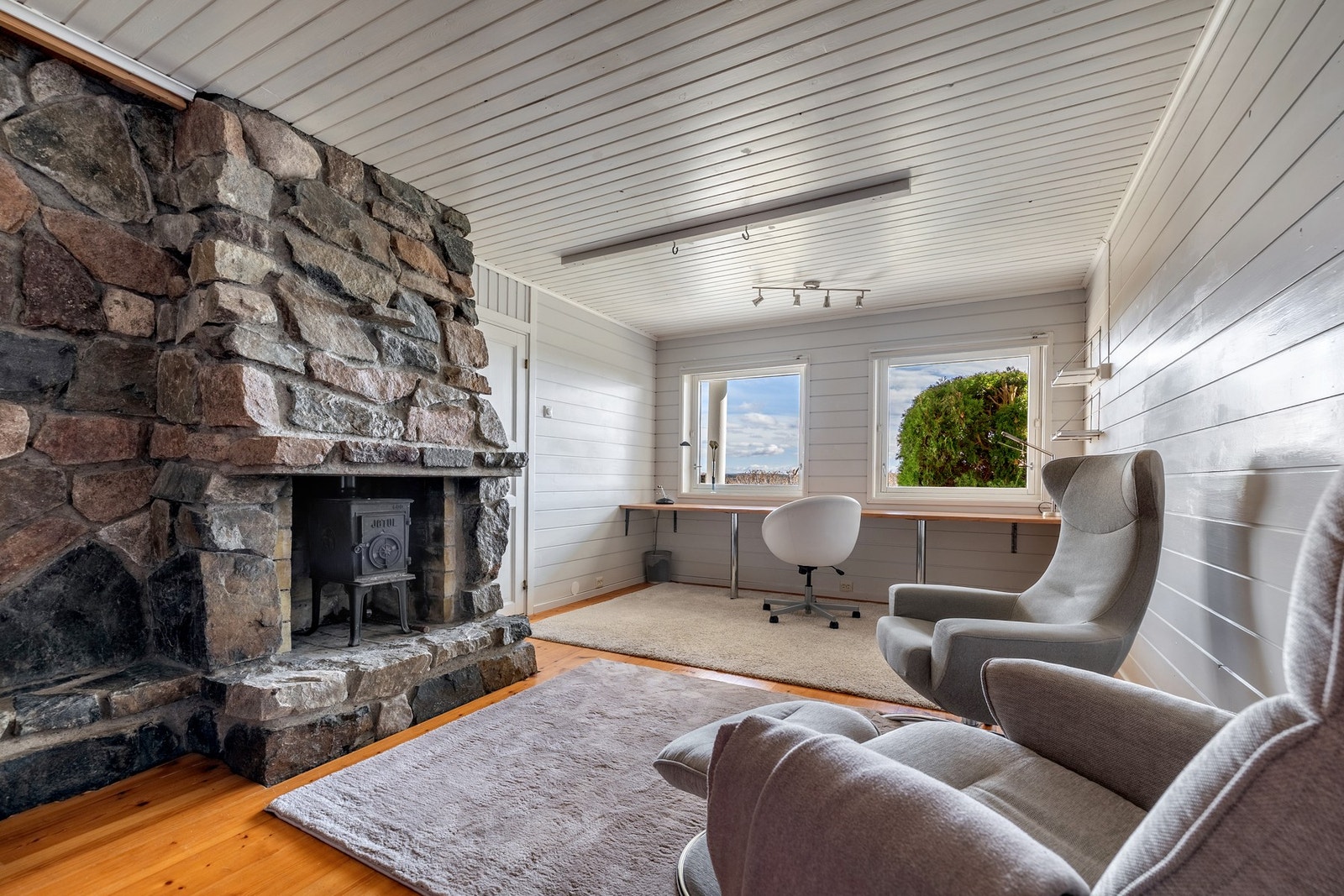 Vegg i vegg med TV-stuen ligger en koselig kjellerstue. Rommet er romslig og har god plass til sofagruppe, TV-anlegg og diverse møblering. Her er det også en vedovn som bidrar til ekstra hygge og varme på kjølige dager. Galleribilde