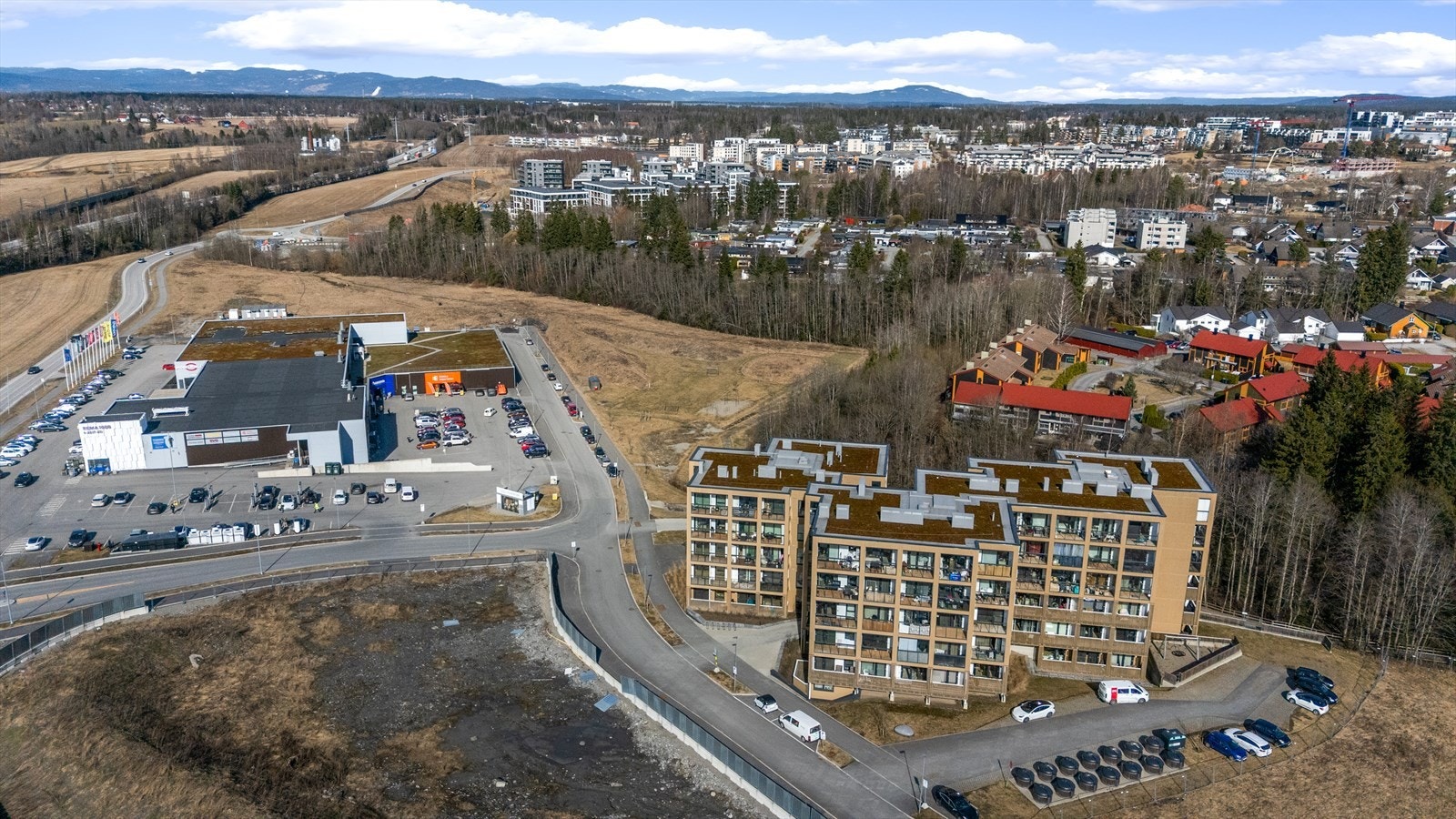 Daglige innkjøp gjøres enkelt på Rema 1000, og nærmeste busstopp, Storhagen, er kun tre minutters gange unna. Galleribilde