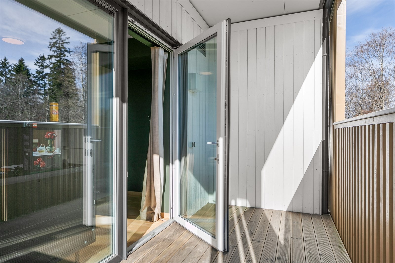 Balkongdøren slipper rikelig med lys inn i leiligheten. Galleribilde