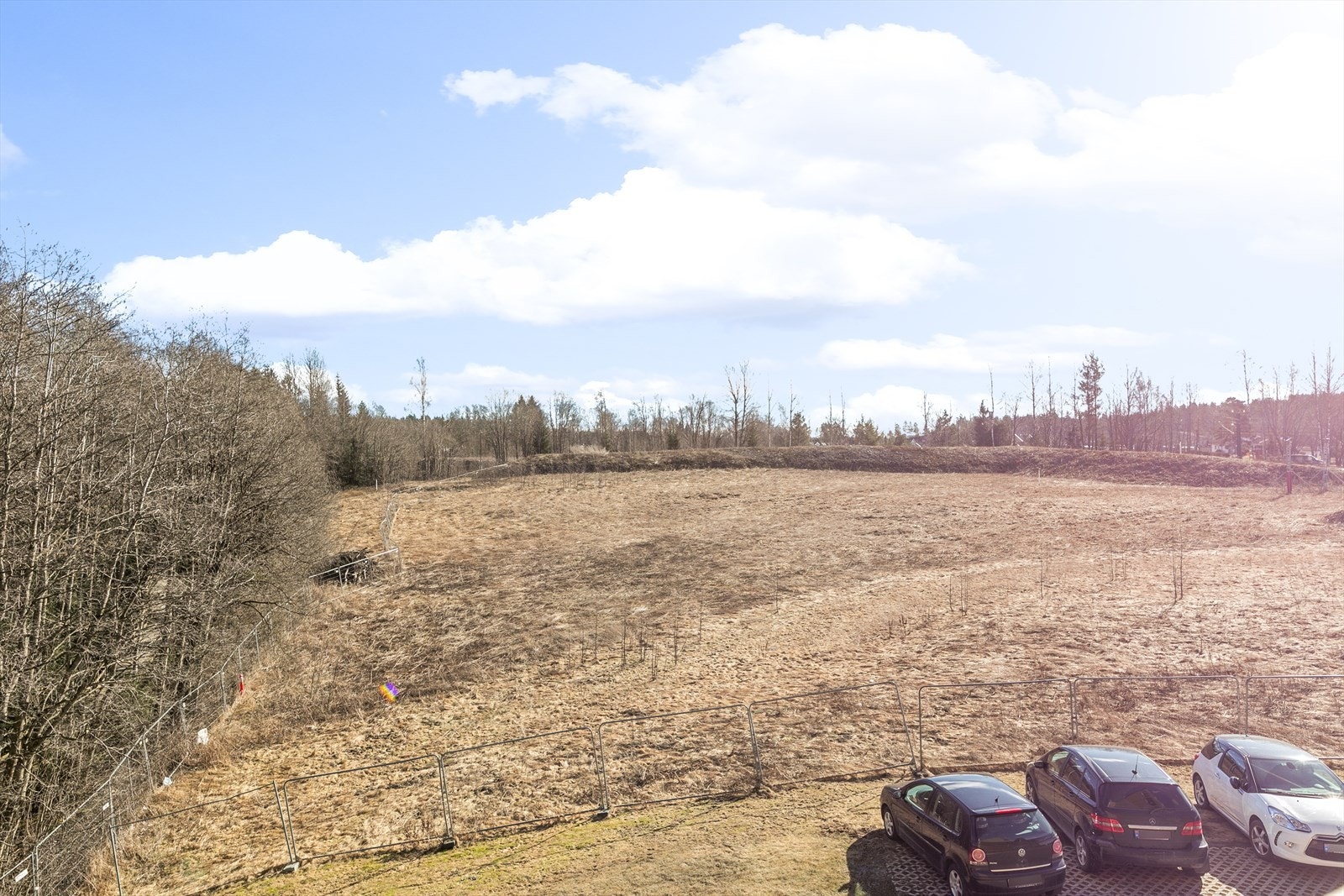 Leiligheten ligger i et etablert og rolig boligområde med umiddelbar nærhet til flotte turområder. Galleribilde