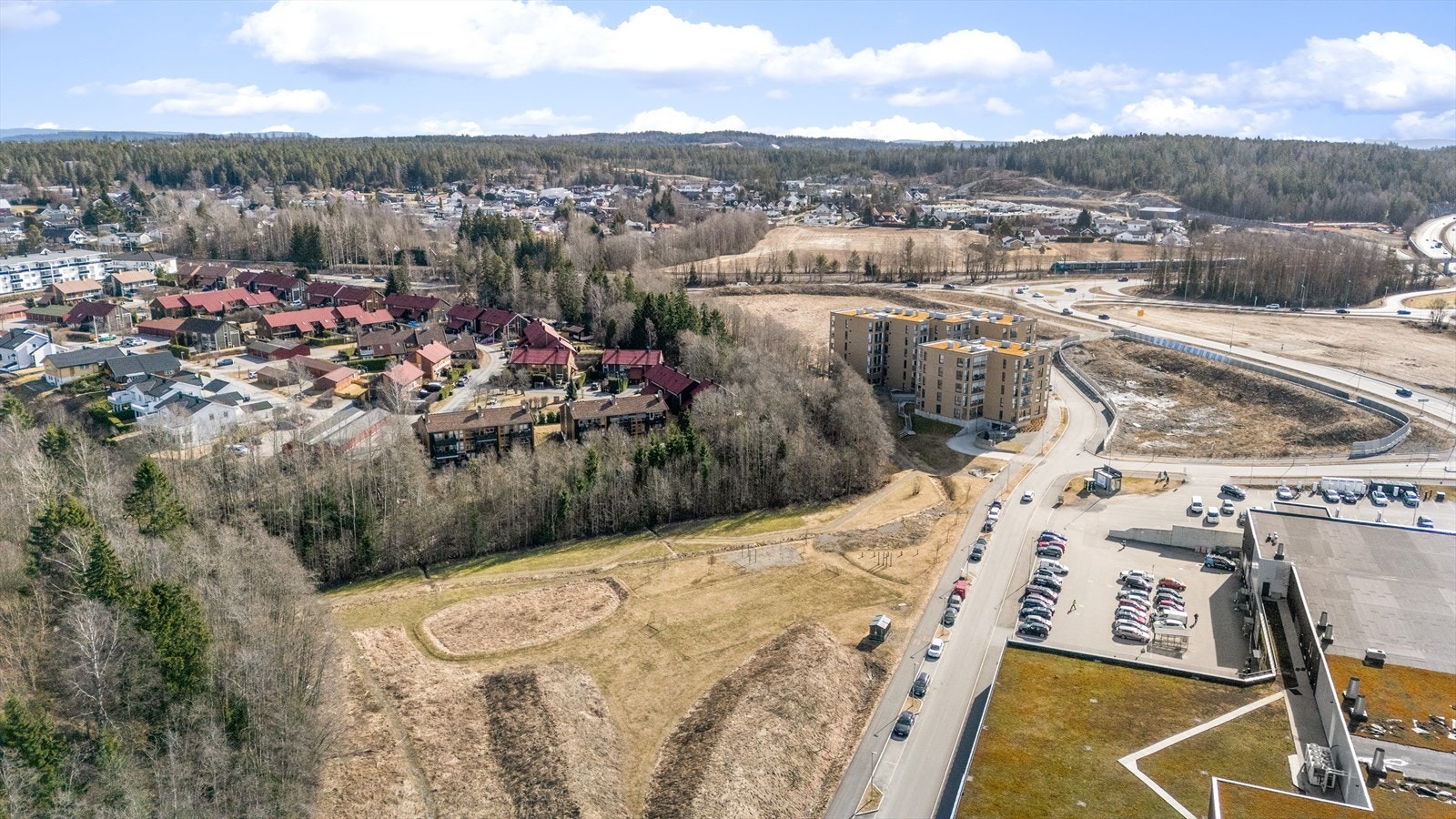 Med E6 lett tilgjengelig og kun ni minutters kjøring til Oslo Lufthavn, er beliggenheten praktisk for pendlere. Galleribilde