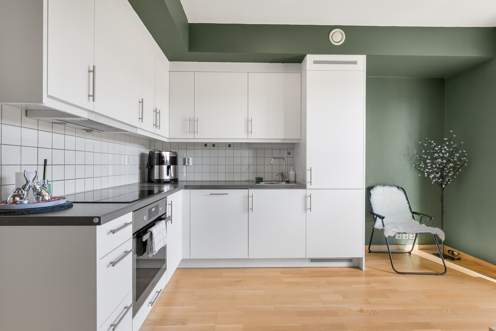 En ventilator over kokesonen er koblet til bygningens balanserte ventilasjonsanlegg, som sikrer et stabilt inneklima. Galleribilde