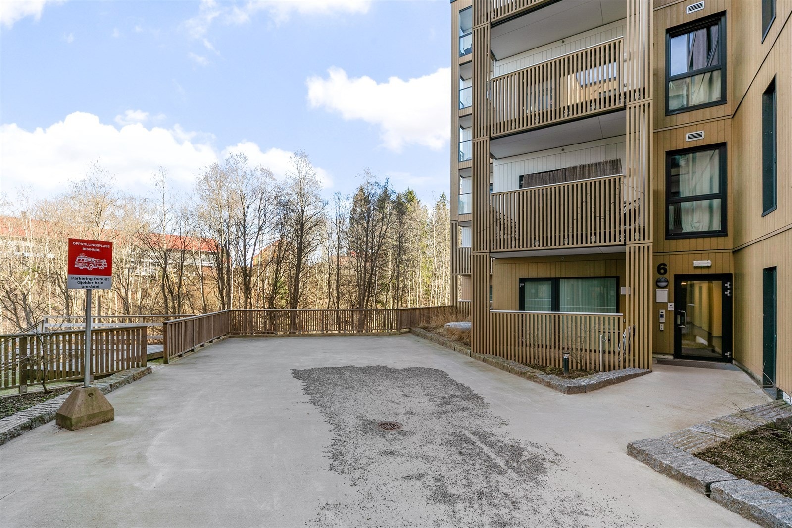 Bygget er fra 2021 og har heisadkomst til alle etasjer, inkludert kjelleren med en bod på 4 m². Galleribilde