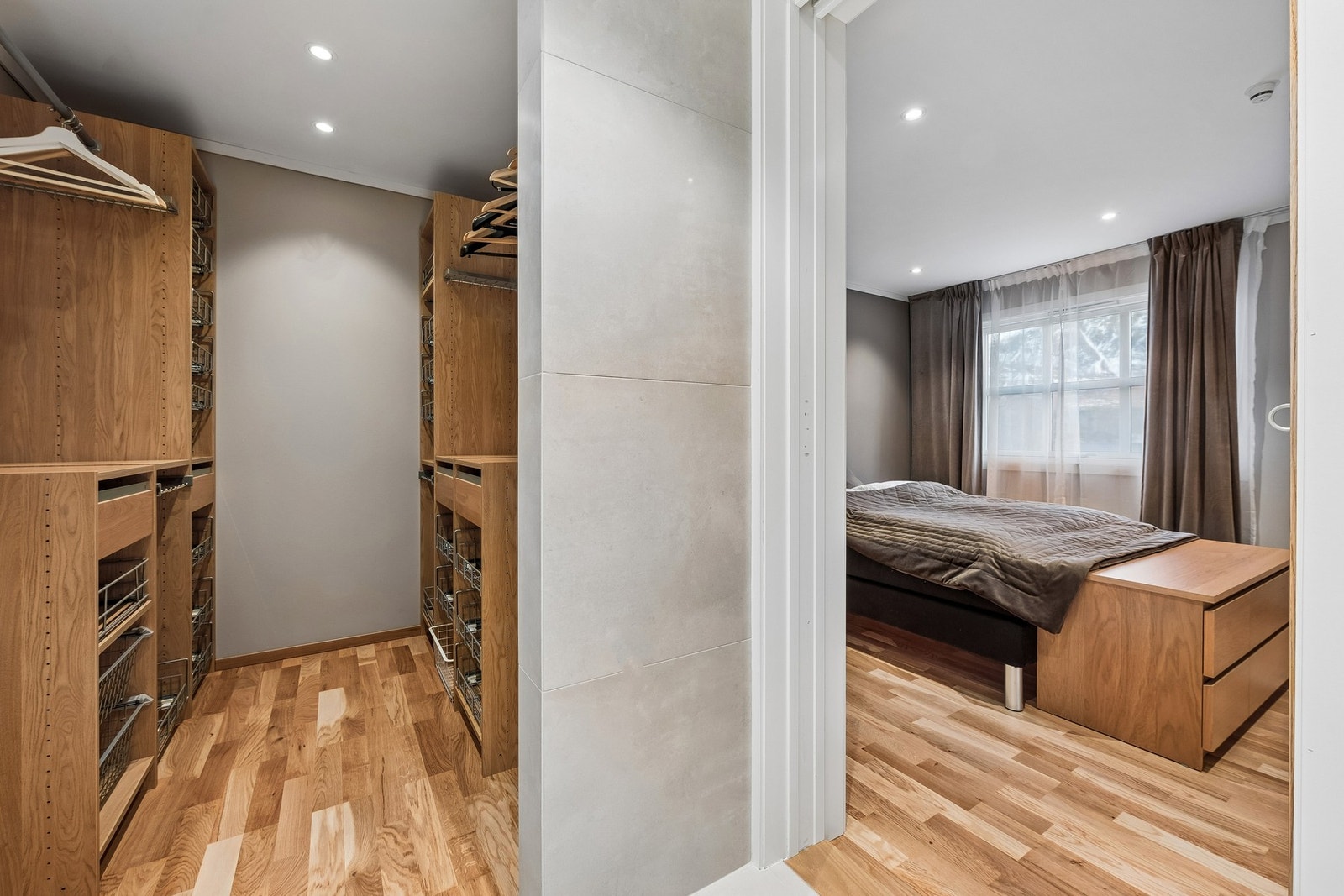 Master avdeling i 2. etasje med walk in garderobe, bad og soverom. Galleribilde
