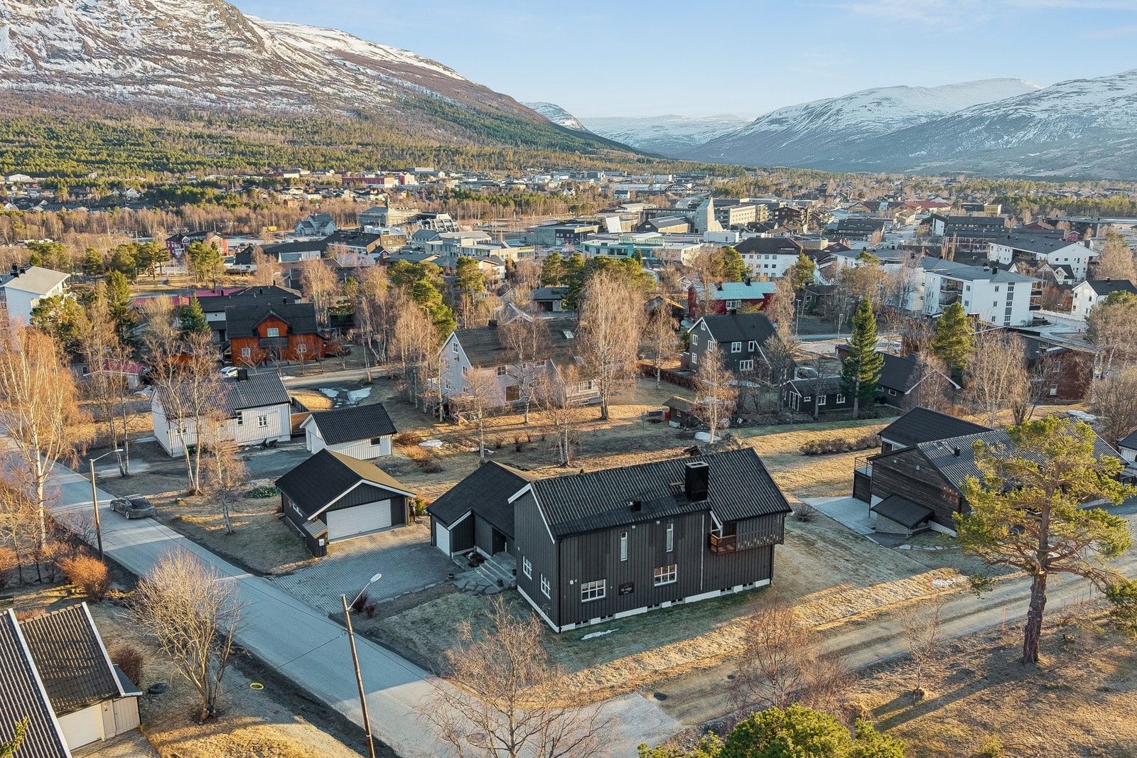 Det spesielle med beliggenheten er at at selv om man ligger midt i et etablert boområde så har man flott utsikt samt en romslig skjermet tomt. Galleribilde