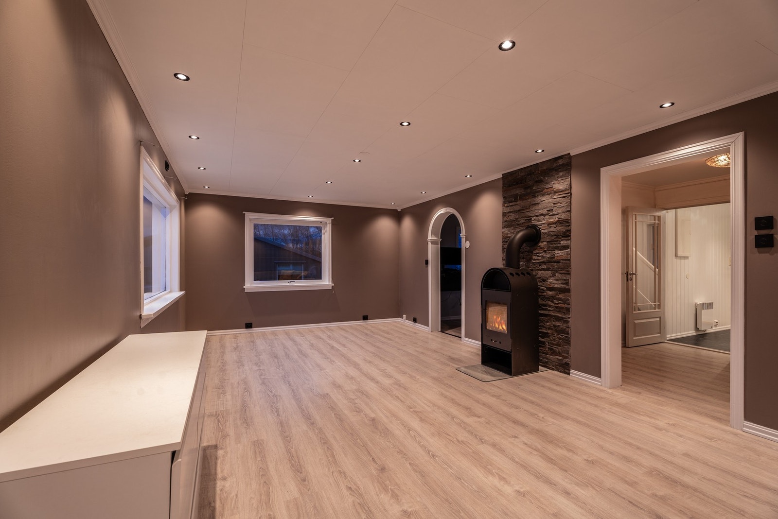 Stuen har god plass til både sittegruppe og spiseplass. Galleribilde