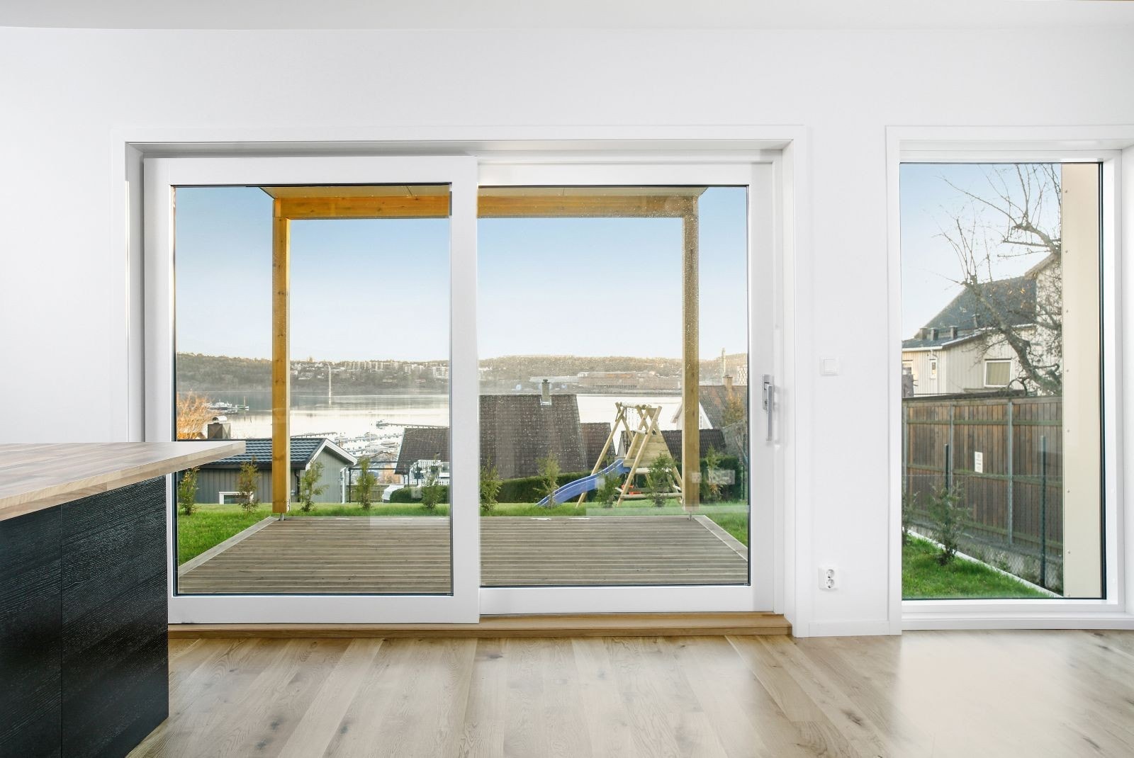 Utgang til markterrasse fra stuen Galleribilde