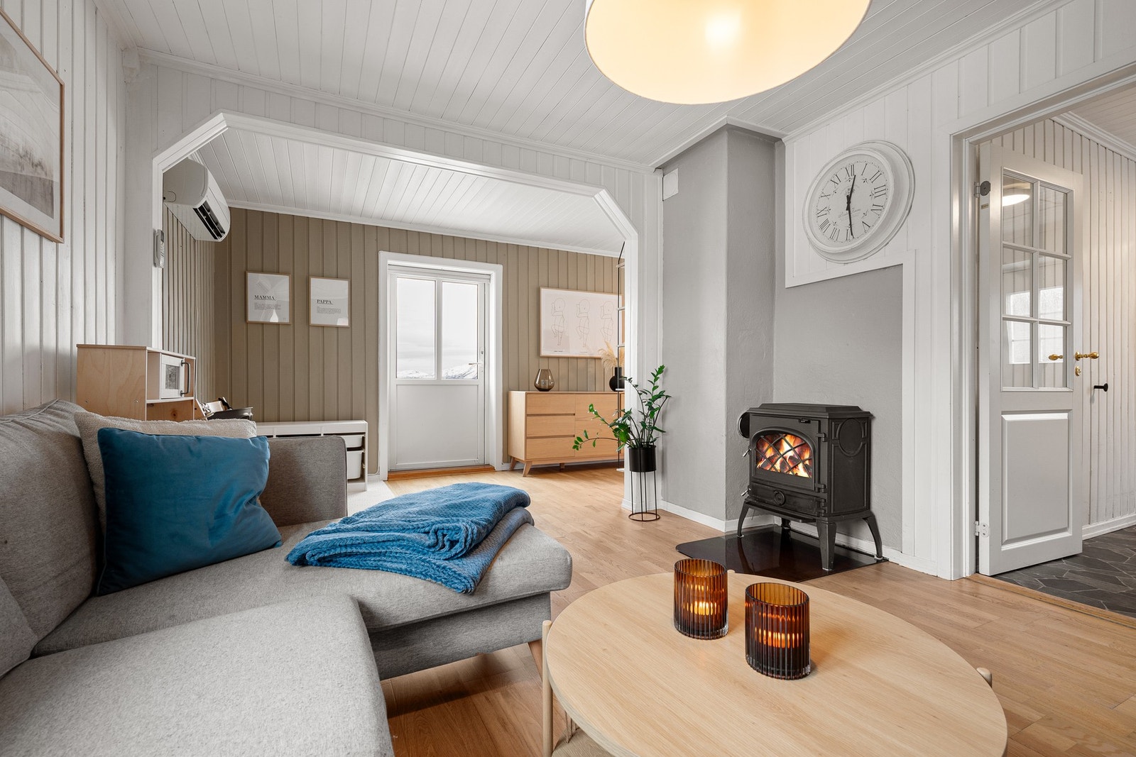 Fra stuen er det dør ut til en stor veranda vendt mot sørvest, med strålende solforhold! Galleribilde