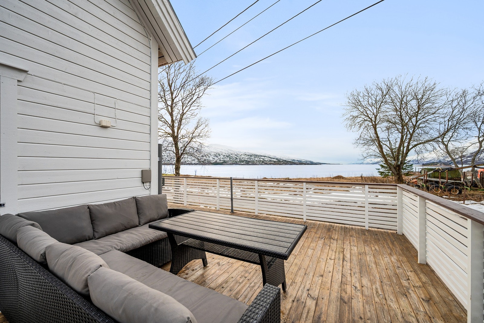 Usjenert terrasse med strålende sjøutsikt! Galleribilde