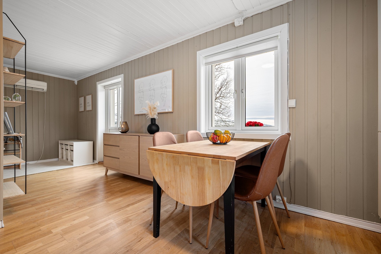 På vei mot kjøkkenet passer det godt med et spisebord i fin tilknytning til vinduene Galleribilde
