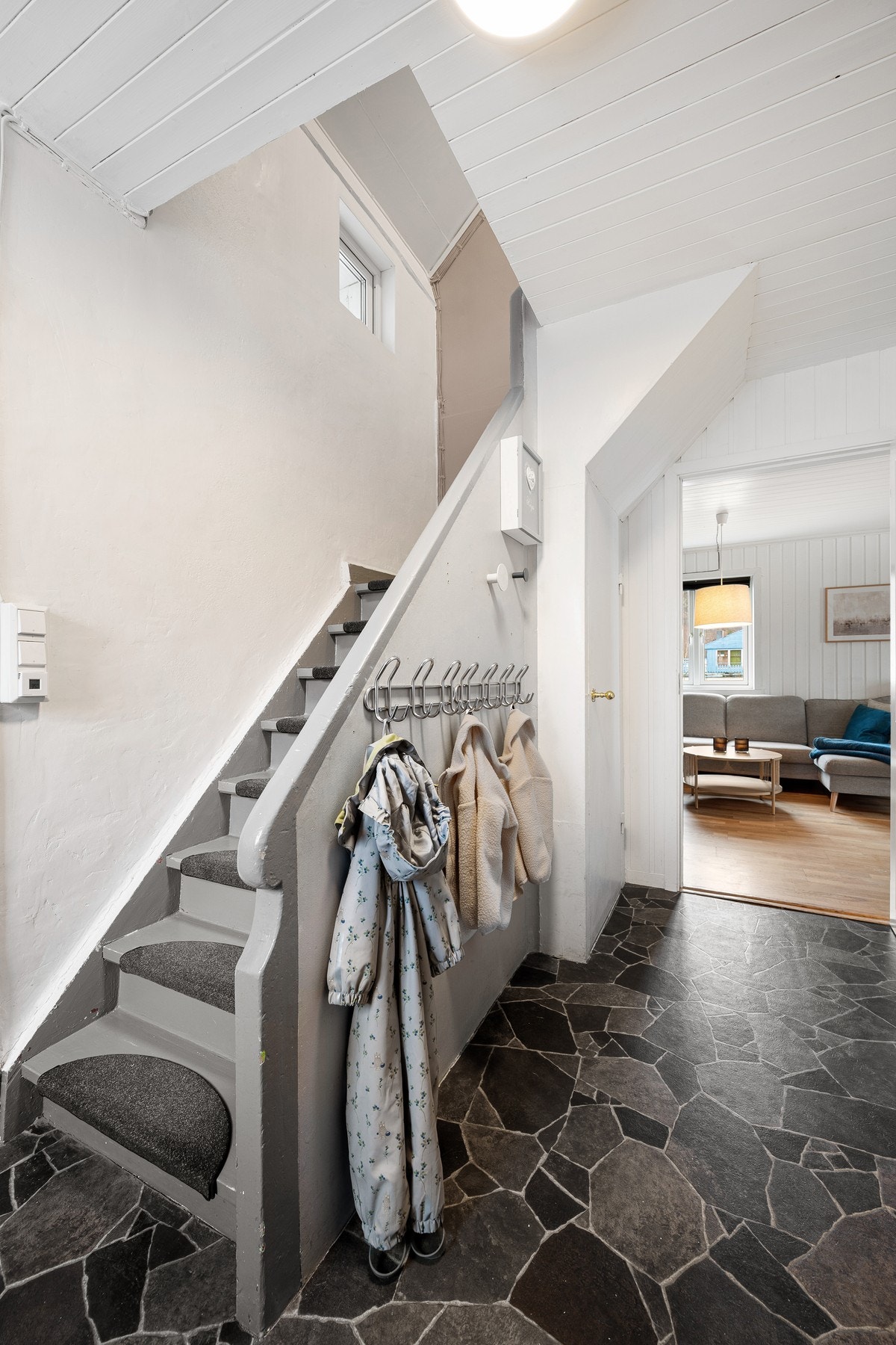 I gangen er det trapp opp til loft og soverommene Galleribilde