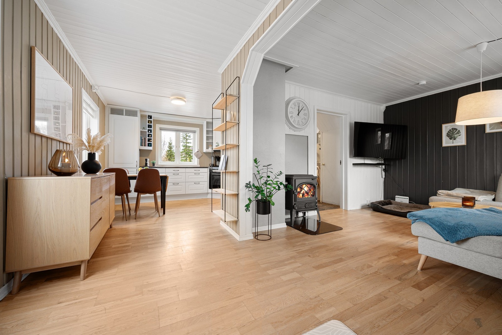 Velkommen inn! Hovedetasjen inneholder stue, kjøkken, bad og har god flyt mellom rommene Galleribilde
