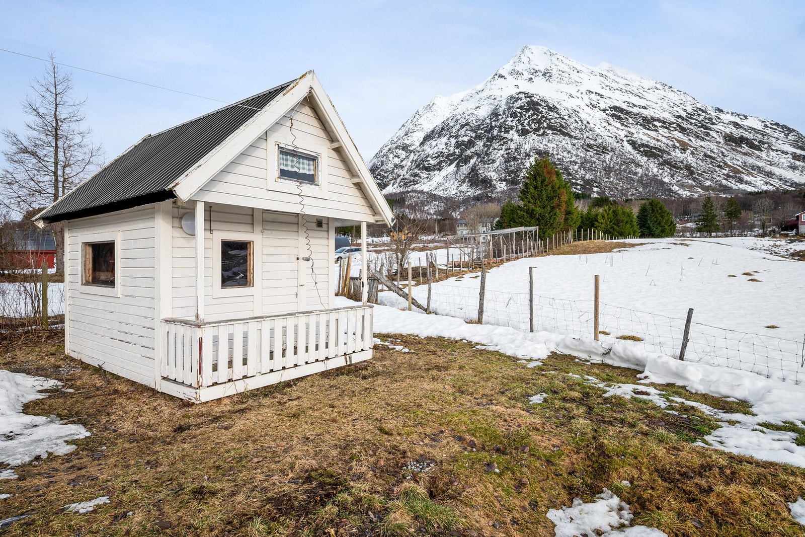 Uthus/lekestue på eiendommen Galleribilde