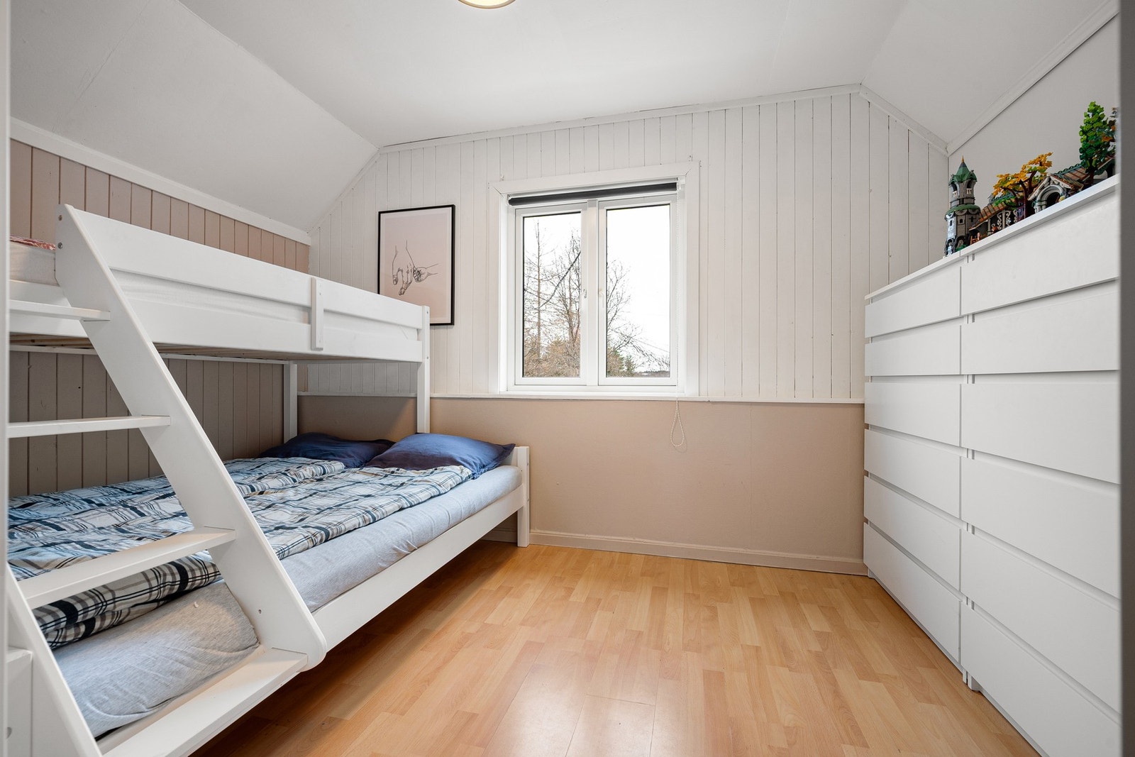 Soverom 3 - alle av god størrelse med plass til store senger og garderobe/kommodeløsning Galleribilde
