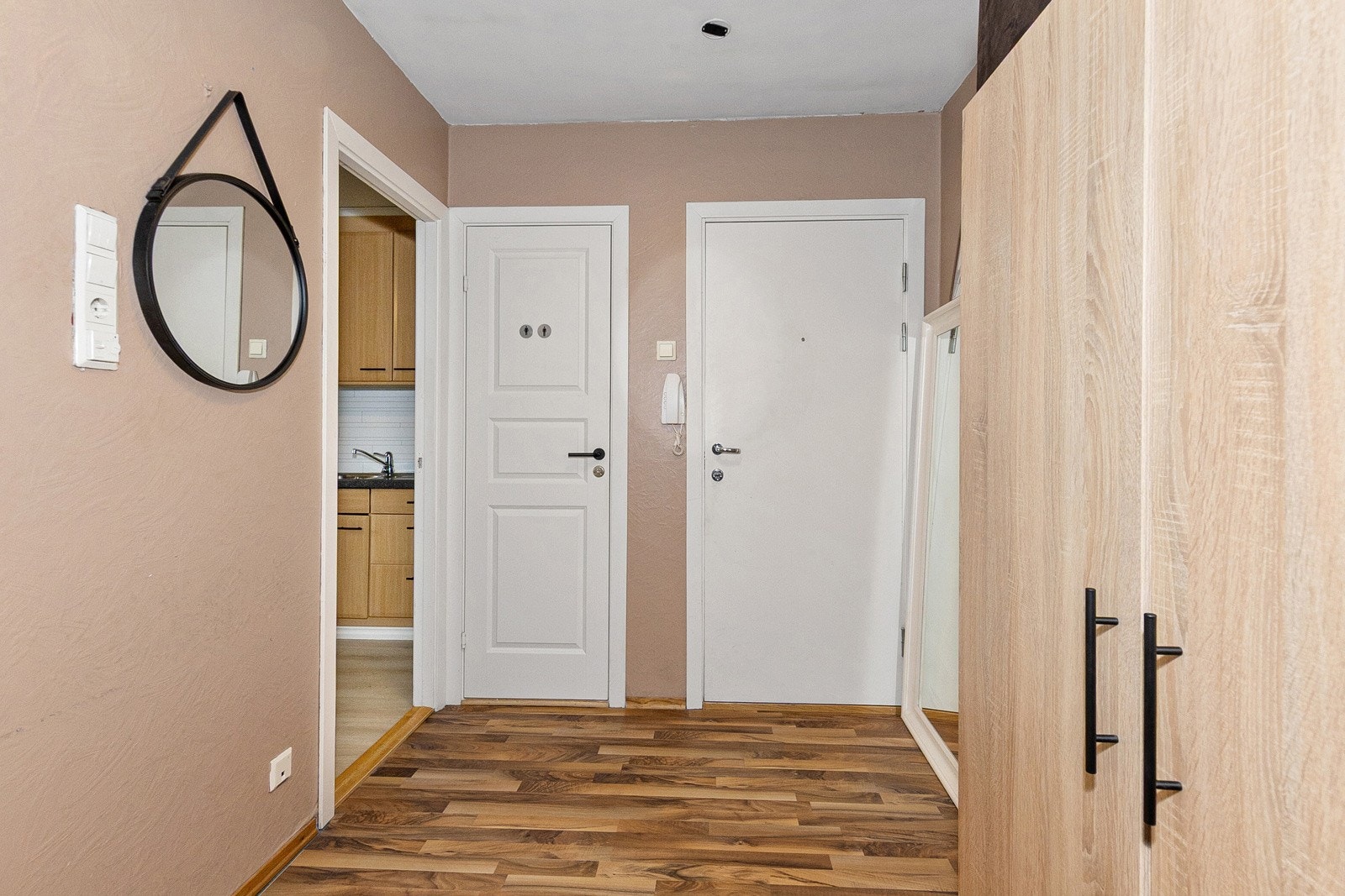 En romslig entre ønsker deg velkommen inn ! Galleribilde