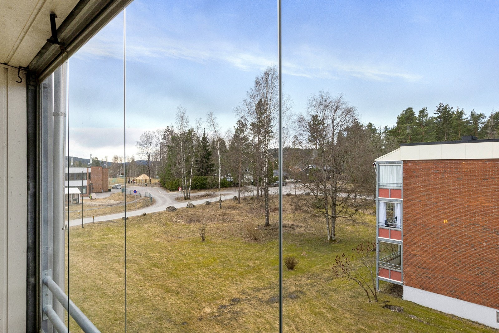 Fin utsikt fra balkongen mot fellesarealer og Stigeråsen barneskole Galleribilde
