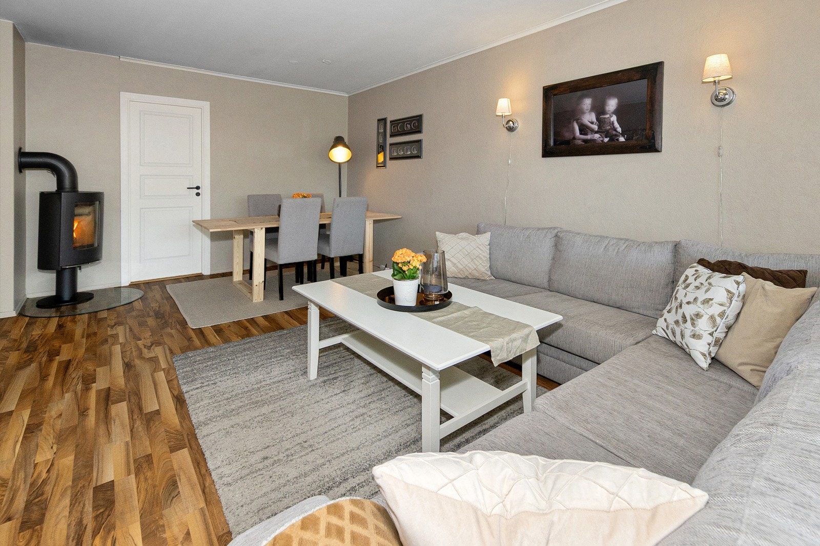 I stuen er det plass for både salong og spisestue Galleribilde